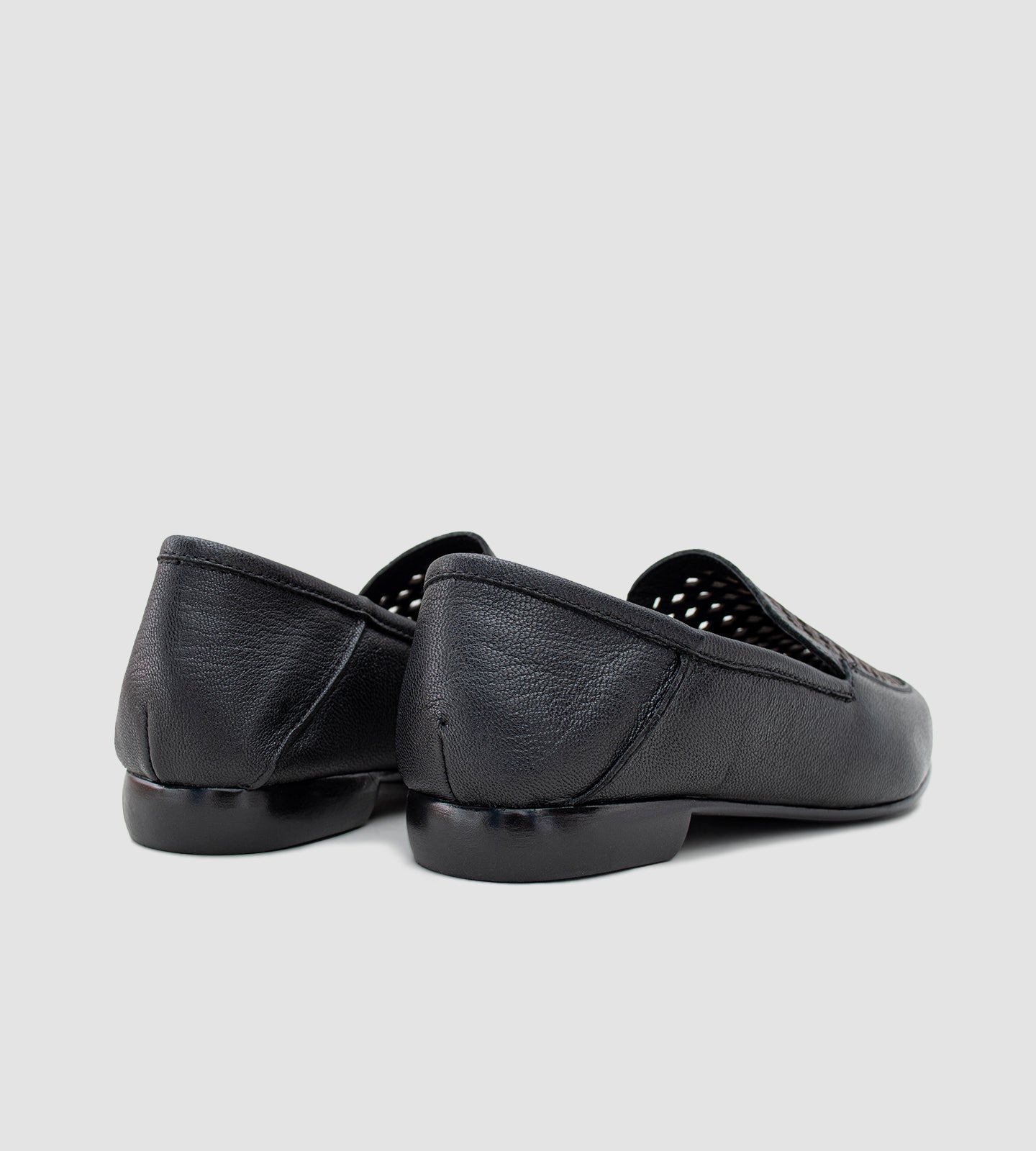 Mocassim feminino em couro pelica preto, com design clássico e detalhes vazados na parte superior para melhor ventilação. Modelo de solado baixo, confortável e elegante, ideal para uso diário e combinações casuais ou formais.