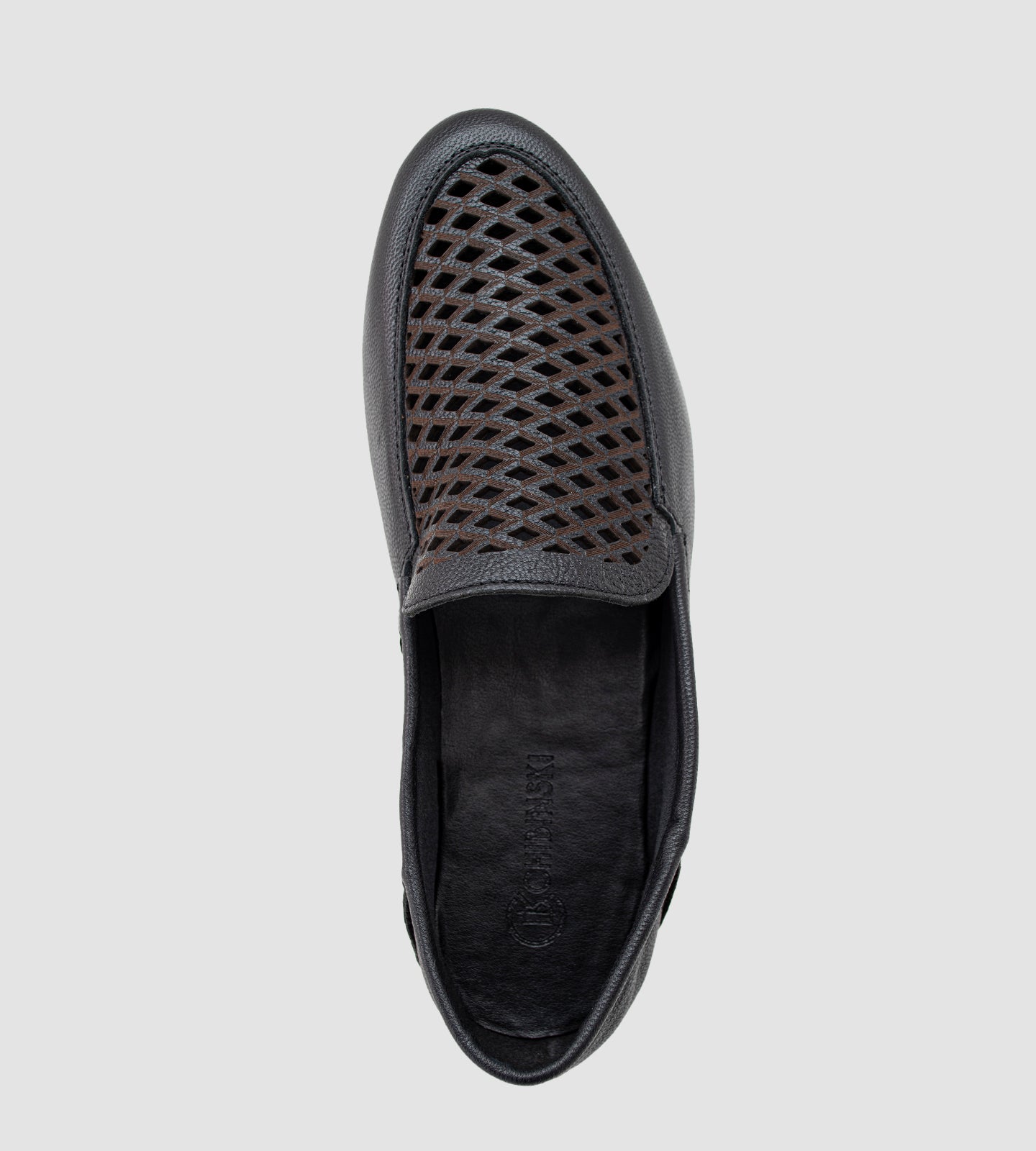 Mocassim feminino em couro pelica preto, com design clássico e detalhes vazados na parte superior para melhor ventilação. Modelo de solado baixo, confortável e elegante, ideal para uso diário e combinações casuais ou formais.