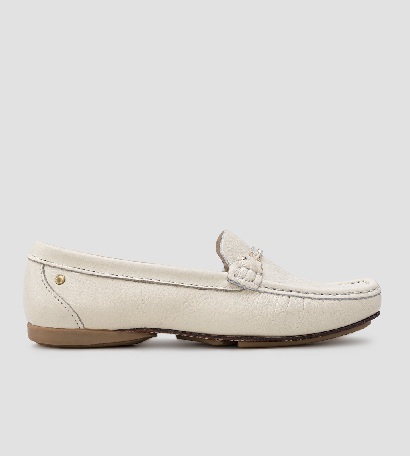 mocassim feminino bege em couro legítimo com detalhe trançado frontal e solado baixo confortável.