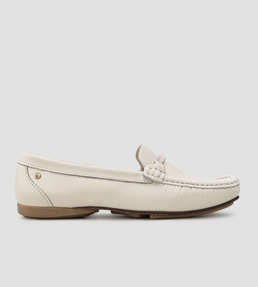 mocassim feminino bege em couro legítimo com detalhe trançado frontal e solado baixo confortável.