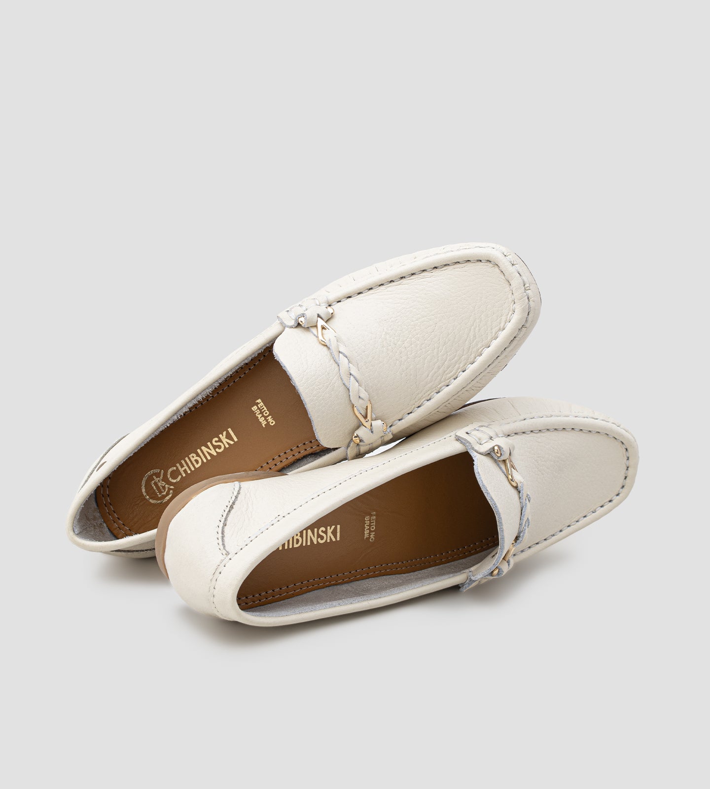 mocassim feminino bege em couro legítimo com detalhe trançado frontal e solado baixo confortável.
