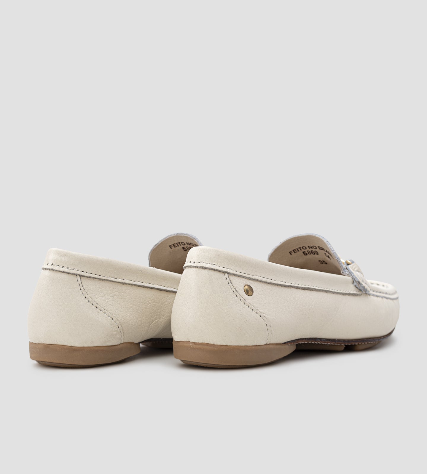 mocassim feminino bege em couro legítimo com detalhe trançado frontal e solado baixo confortável.