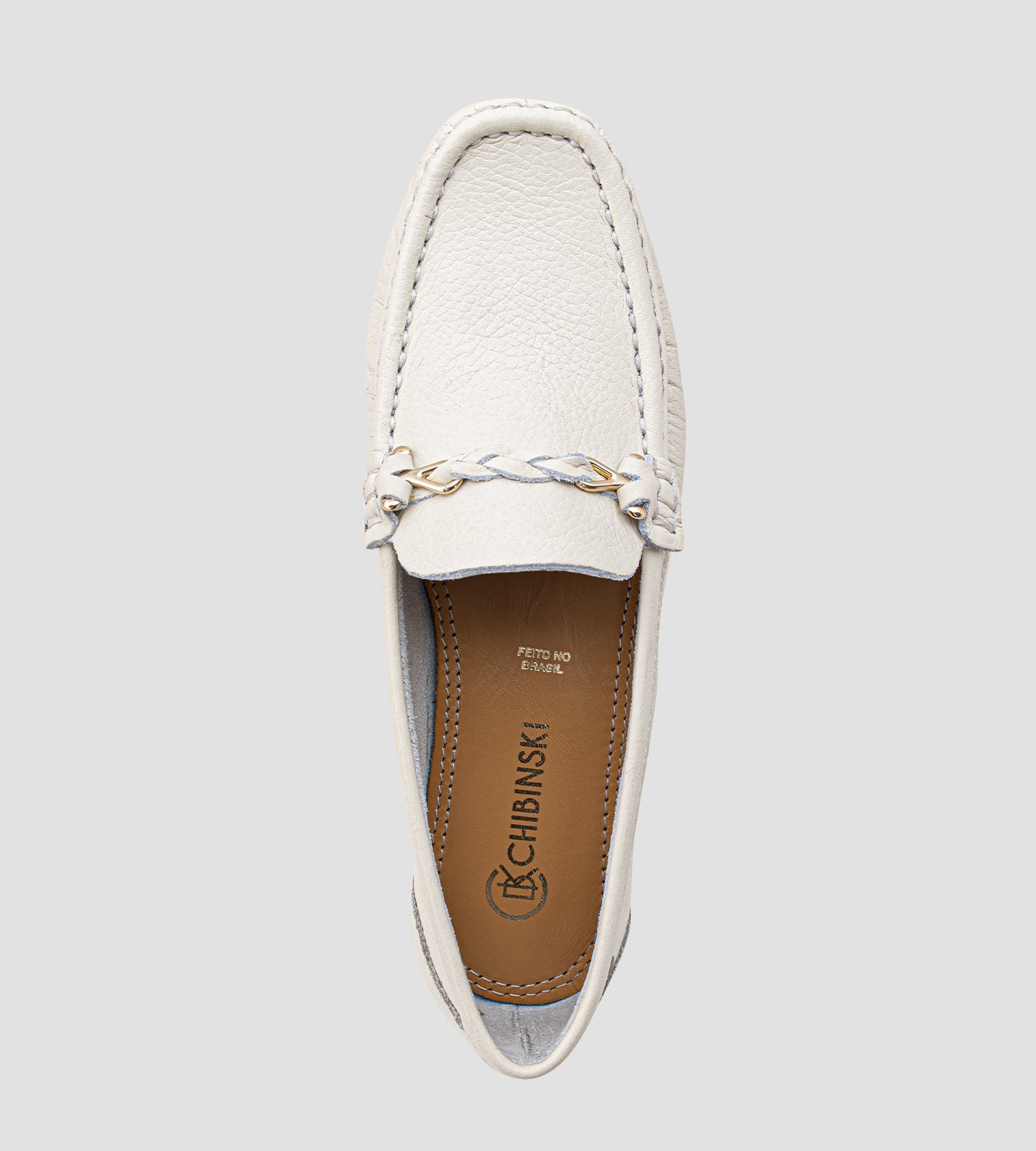 mocassim feminino bege em couro legítimo com detalhe trançado frontal e solado baixo confortável.