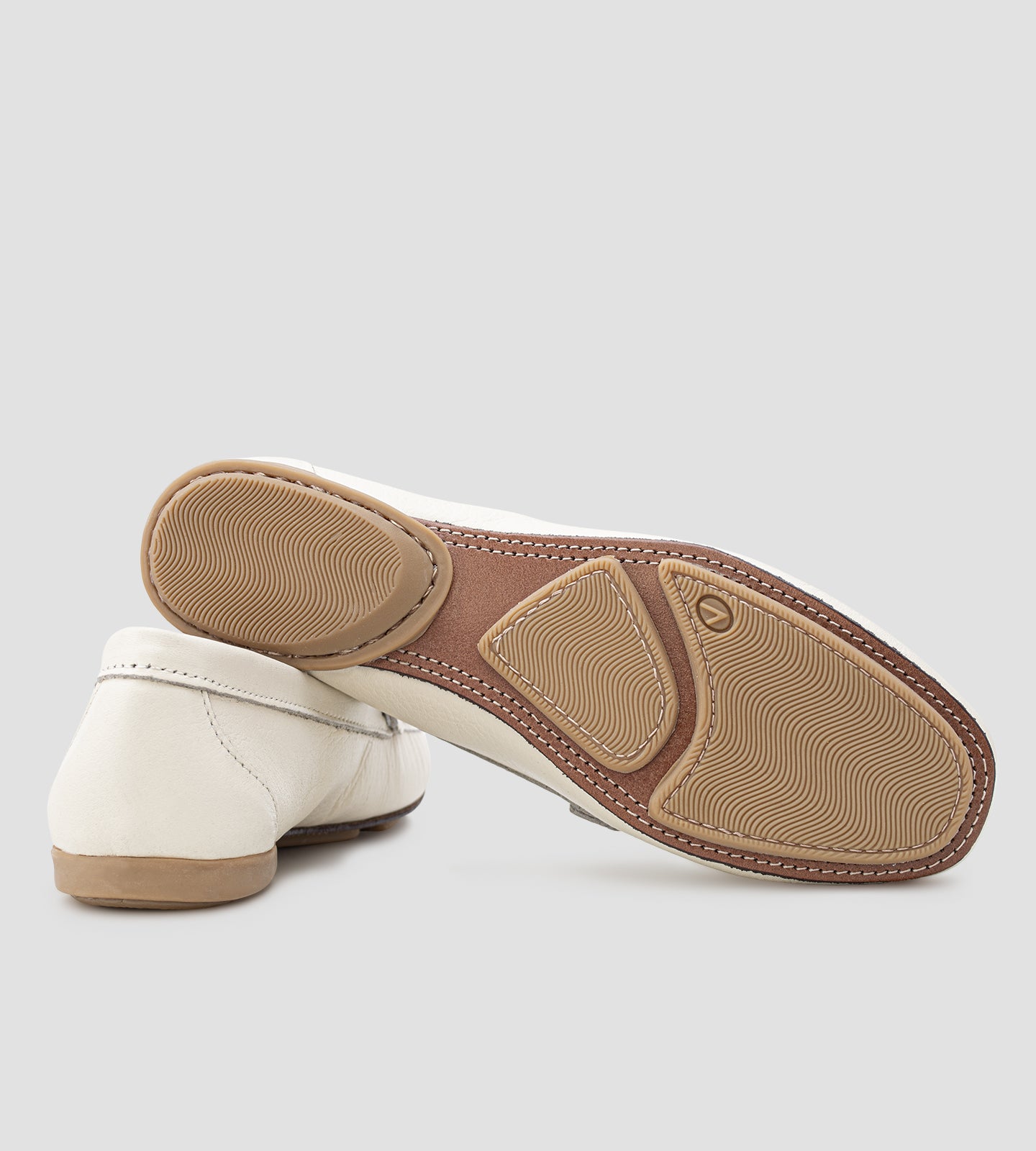 mocassim feminino bege em couro legítimo com detalhe trançado frontal e solado baixo confortável.