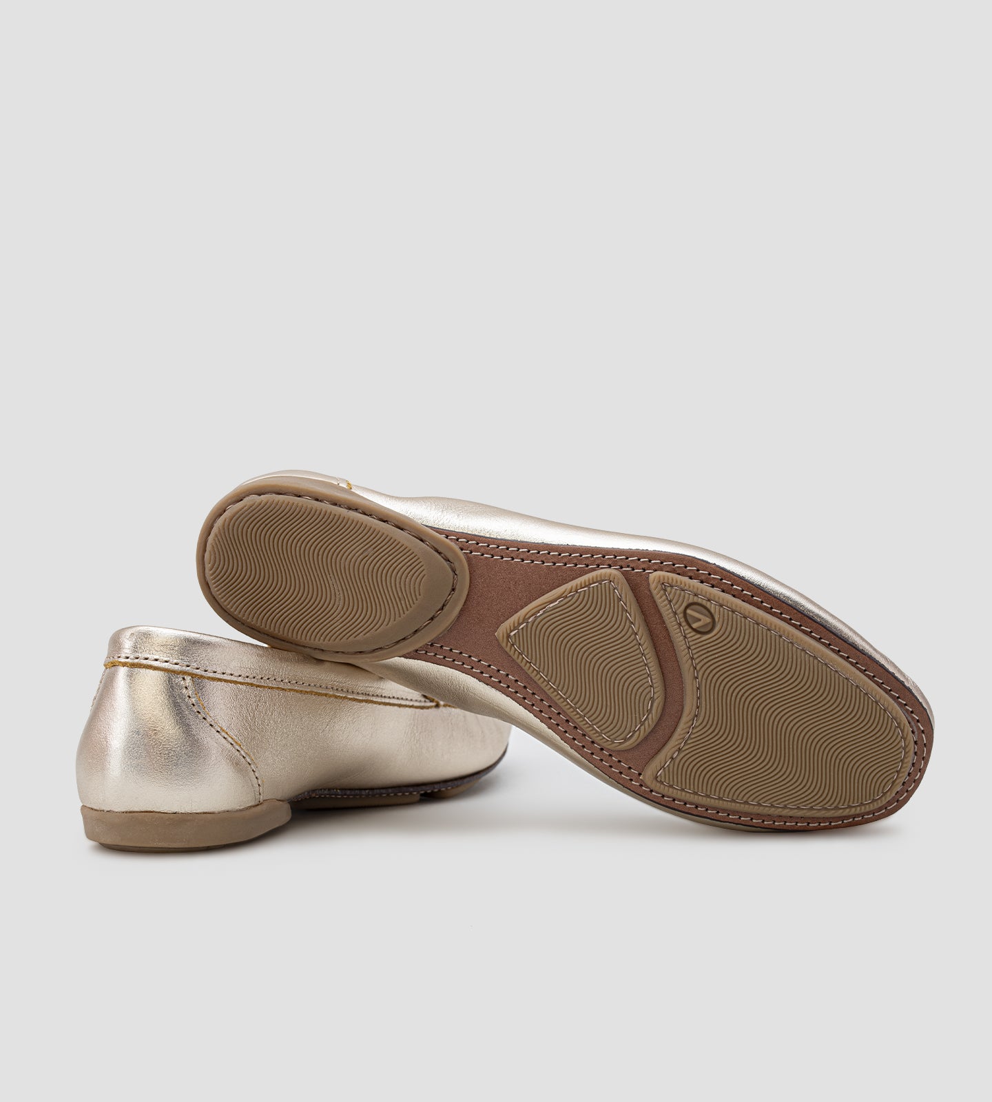 Mocassim feminino em couro legítimo dourado com laço frontal, acabamento sofisticado e design slip-on, ideal para looks elegantes e confortáveis no dia a dia.