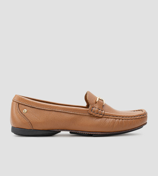 Mocassim feminino em couro marrom com acabamento liso, detalhe metálico no cabedal e solado baixo, design clássico e elegante para uso diário.