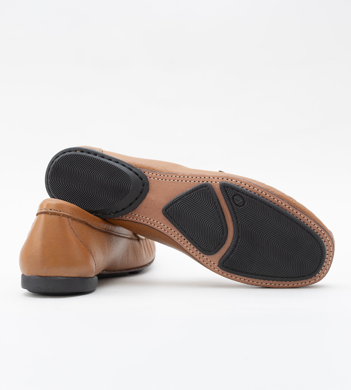 Mocassim feminino em couro marrom com acabamento liso, detalhe metálico no cabedal e solado baixo, design clássico e elegante para uso diário.