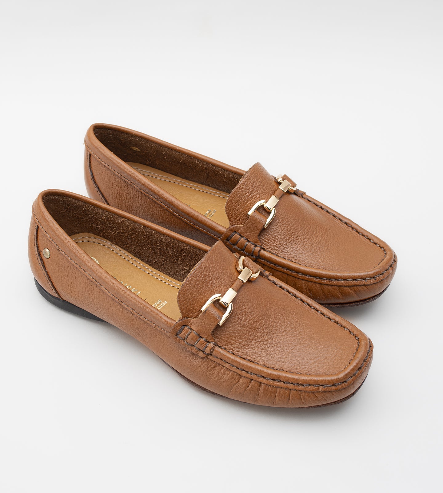 Mocassim feminino em couro marrom com acabamento liso, detalhe metálico no cabedal e solado baixo, design clássico e elegante para uso diário.