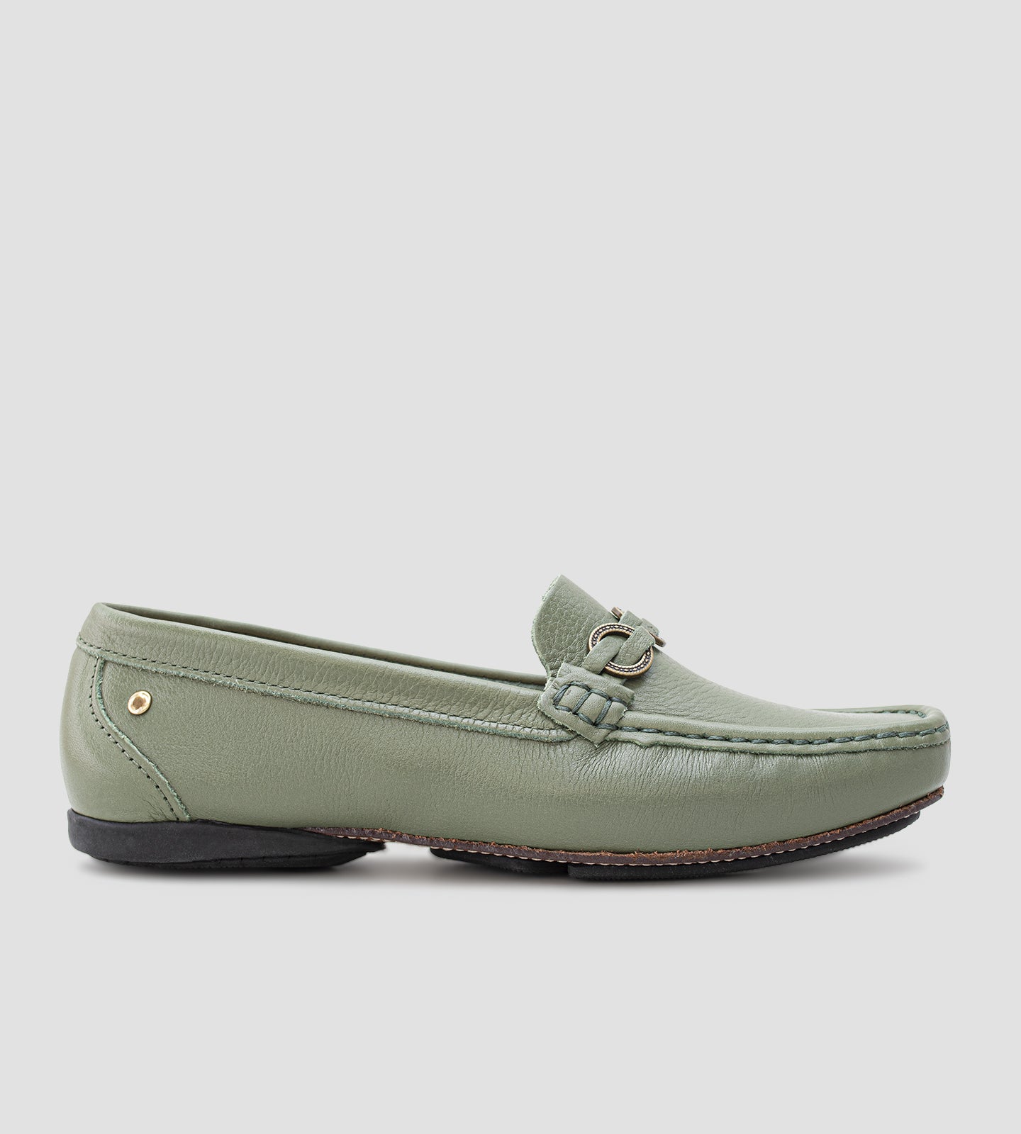 Mocassim feminino em couro verde com detalhe metálico frontal, design clássico e acabamento sofisticado.