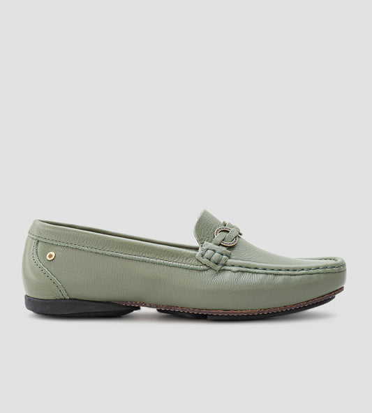 Mocassim feminino em couro verde com detalhe metálico frontal, design clássico e acabamento sofisticado.