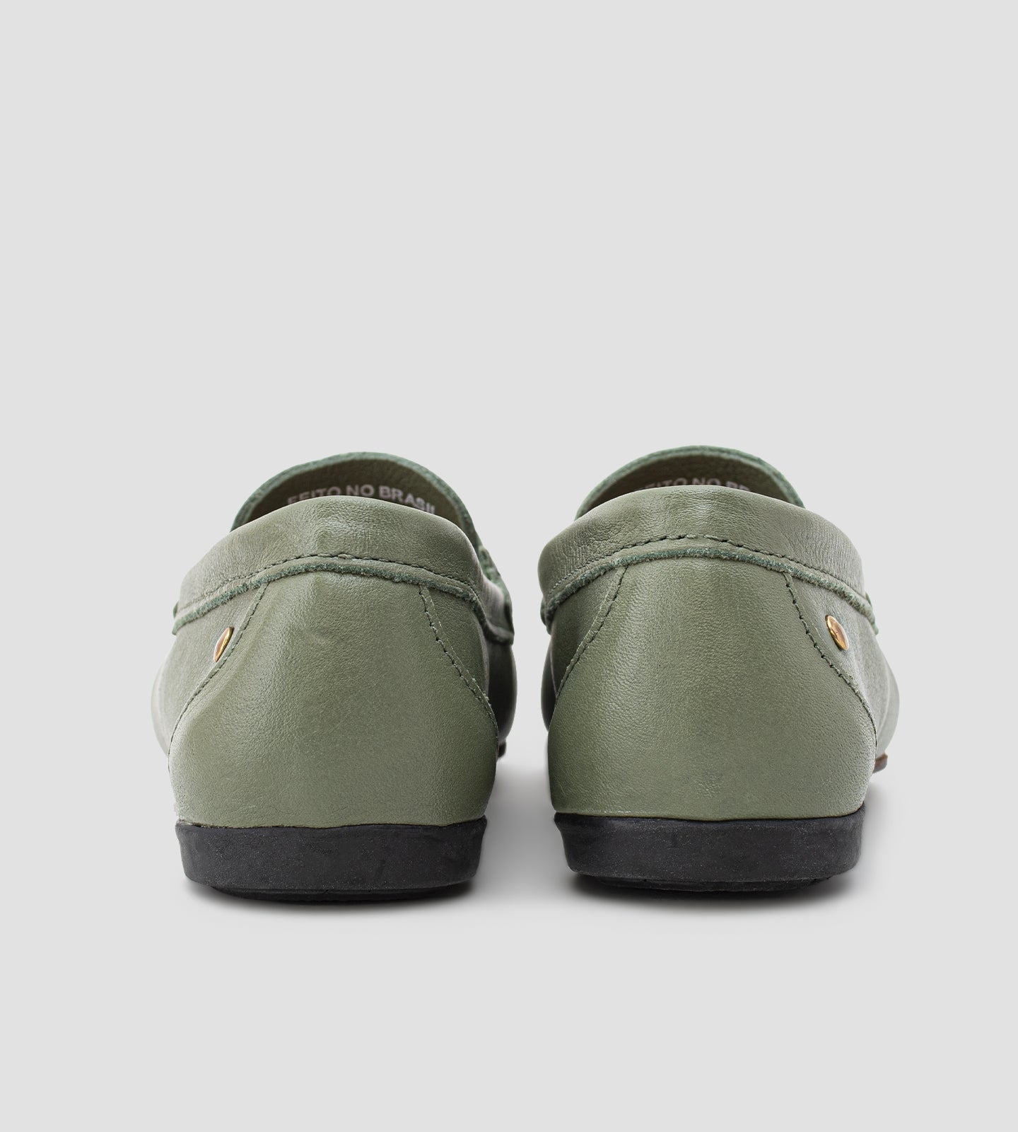 Mocassim feminino em couro verde com detalhe metálico frontal, design clássico e acabamento sofisticado.