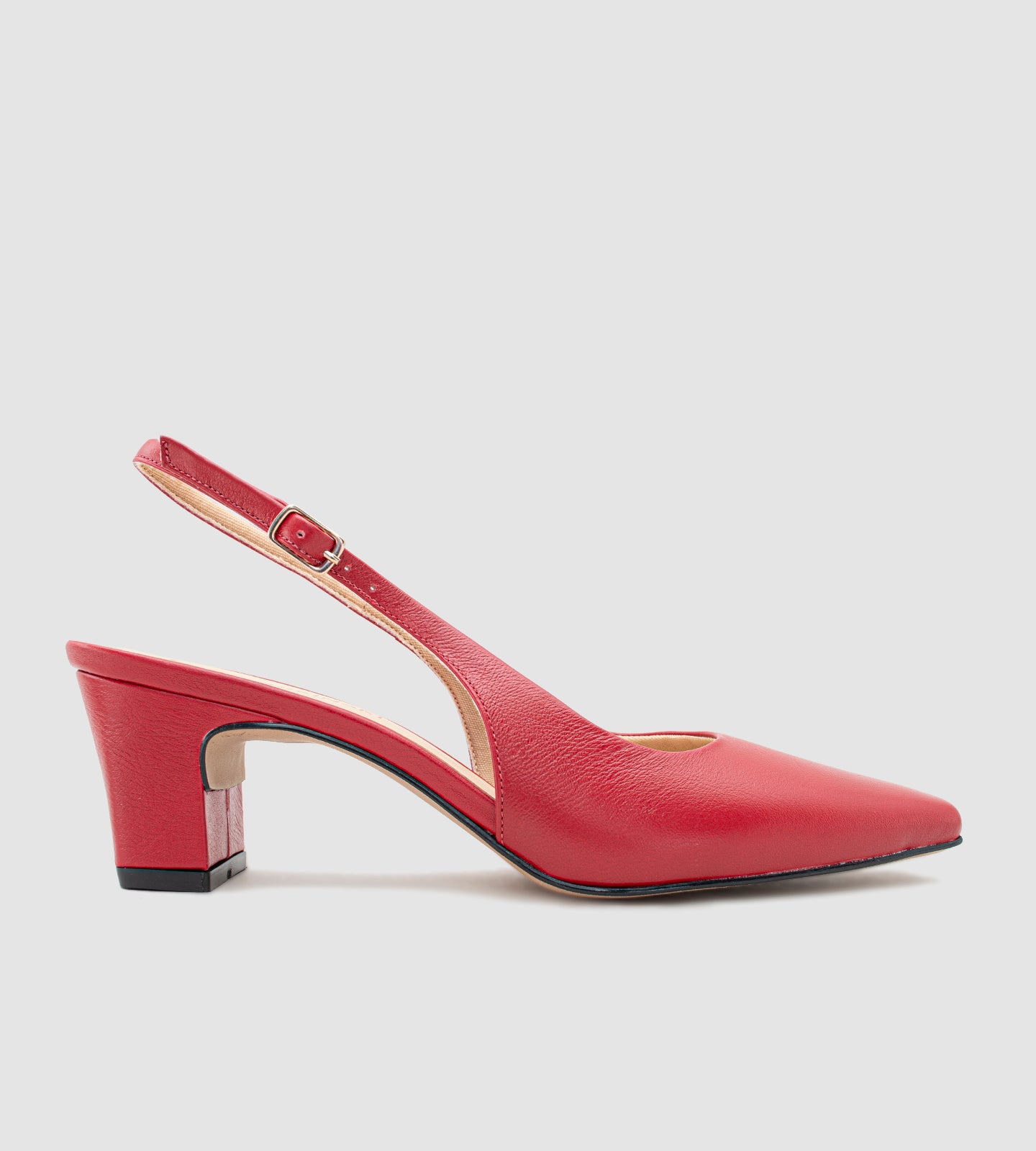 Scarpin slingback em couro vermelho, com salto grosso de 6cm e bico quadrado. Um modelo clássico e sofisticado, perfeito para quem busca conforto sem abrir mão da elegância. Ideal para diversas ocasiões, ele combina a praticidade do salto grosso com o estilo moderno do bico quadrado, garantindo um look refinado e confortável.