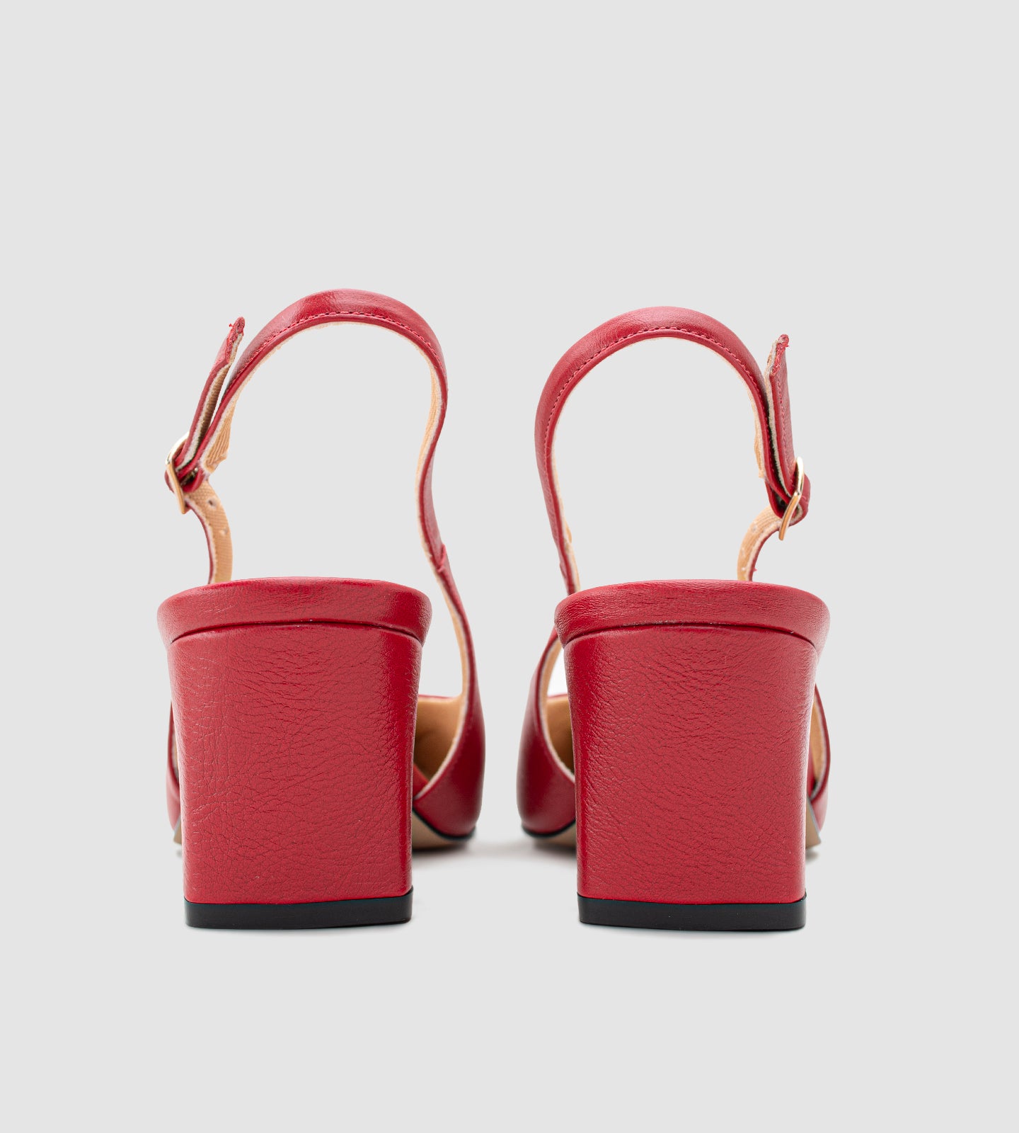 Scarpin slingback em couro vermelho, com salto grosso de 6cm e bico quadrado. Um modelo clássico e sofisticado, perfeito para quem busca conforto sem abrir mão da elegância. Ideal para diversas ocasiões, ele combina a praticidade do salto grosso com o estilo moderno do bico quadrado, garantindo um look refinado e confortável.