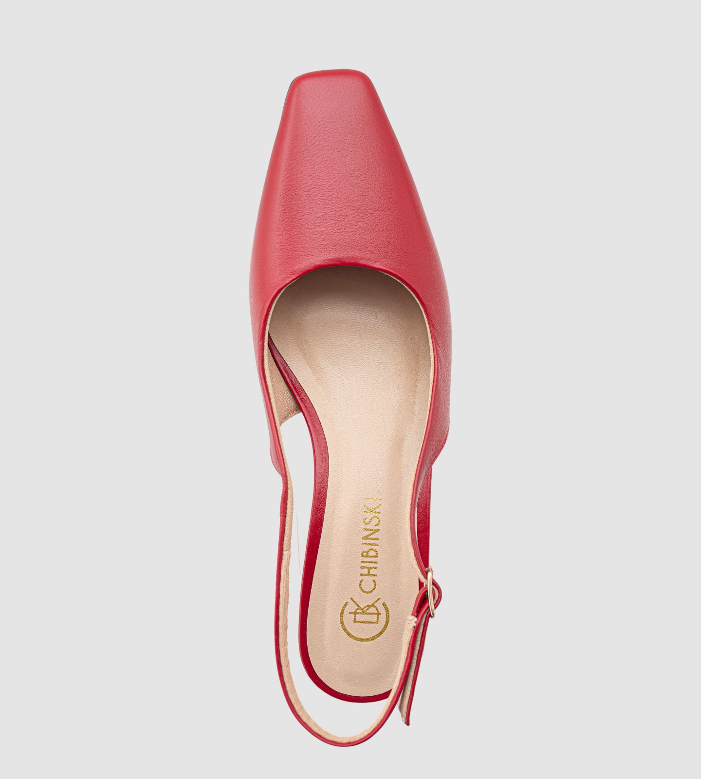 Scarpin slingback em couro vermelho, com salto grosso de 6cm e bico quadrado. Um modelo clássico e sofisticado, perfeito para quem busca conforto sem abrir mão da elegância. Ideal para diversas ocasiões, ele combina a praticidade do salto grosso com o estilo moderno do bico quadrado, garantindo um look refinado e confortável.