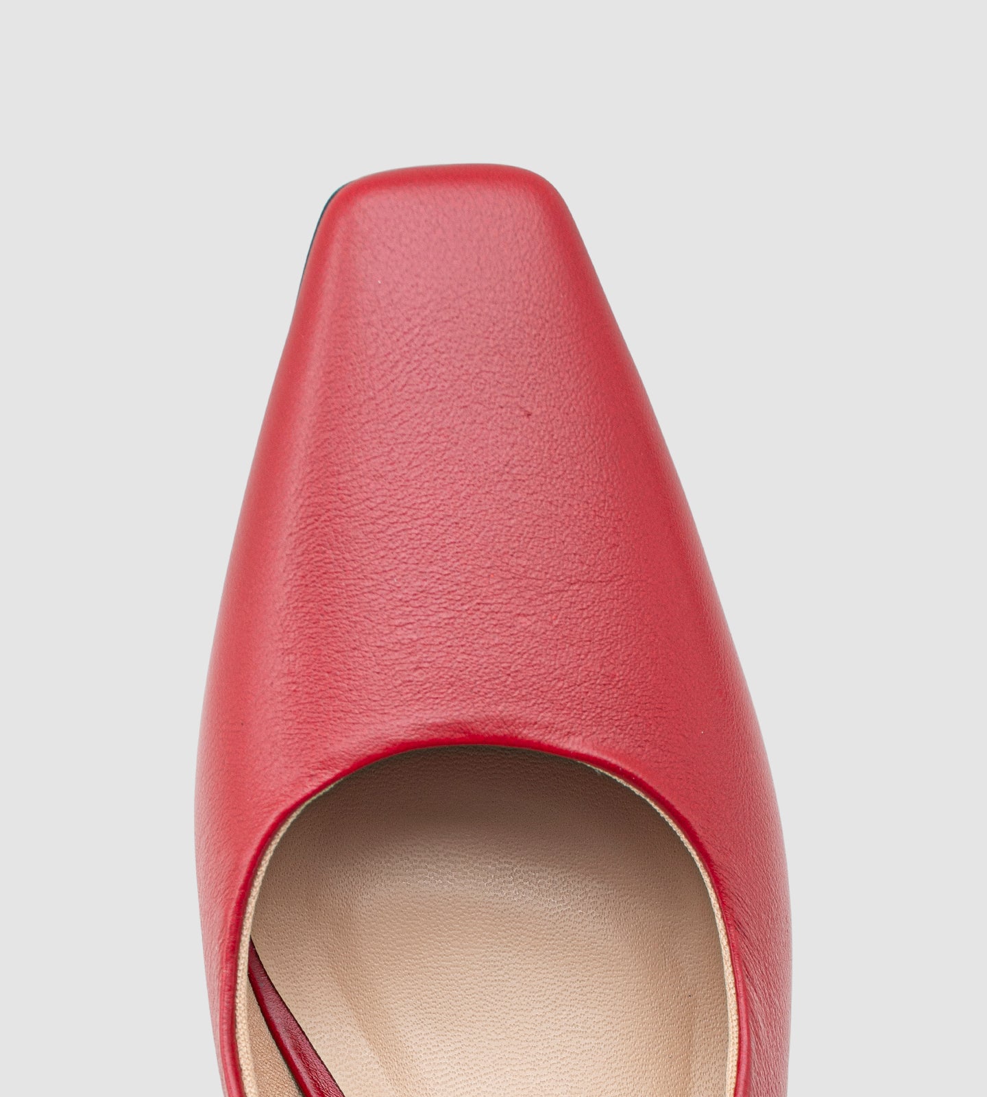 Scarpin slingback em couro vermelho, com salto grosso de 6cm e bico quadrado. Um modelo clássico e sofisticado, perfeito para quem busca conforto sem abrir mão da elegância. Ideal para diversas ocasiões, ele combina a praticidade do salto grosso com o estilo moderno do bico quadrado, garantindo um look refinado e confortável.