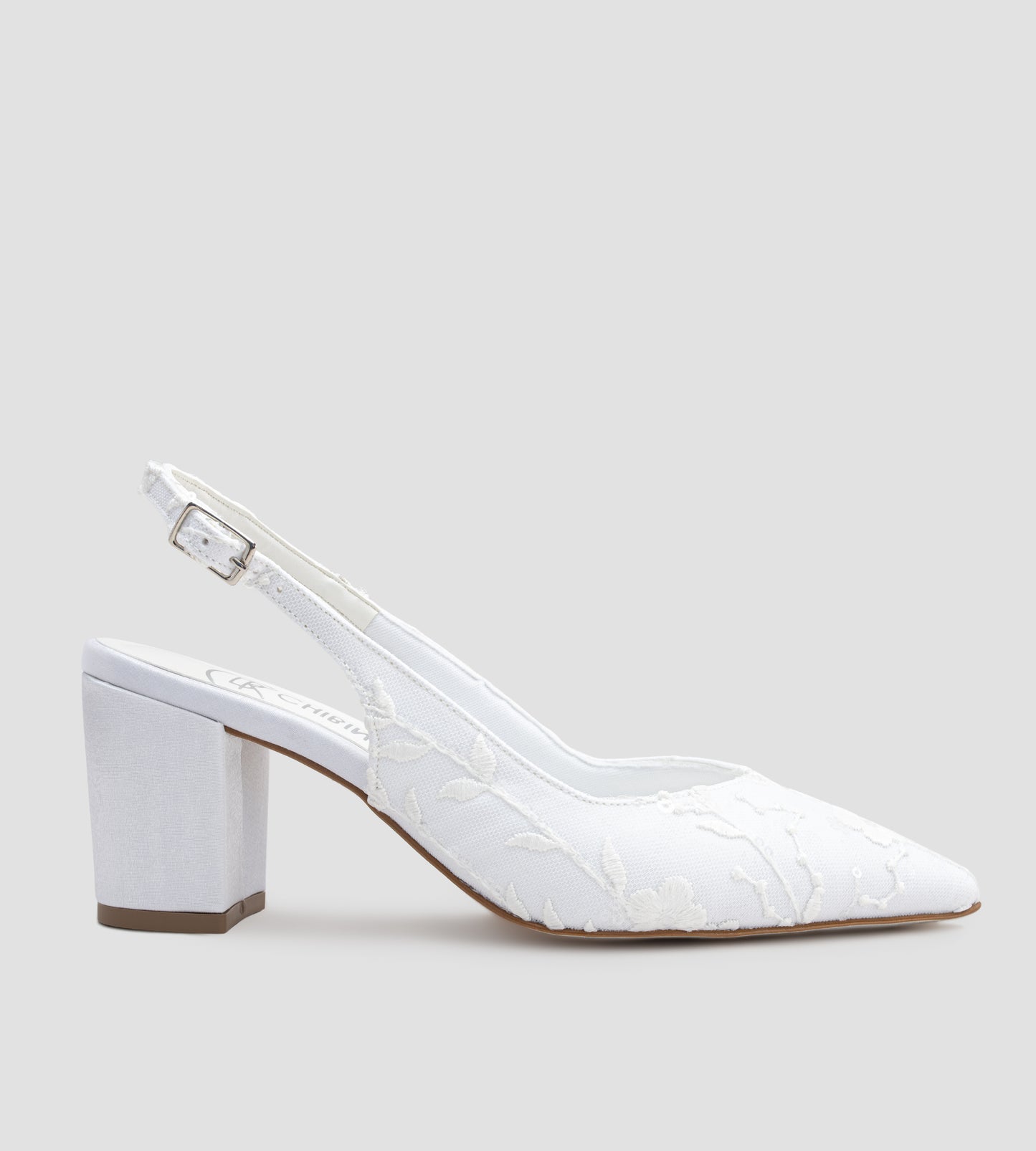 Sapato de noiva slingback em renda branca com flores bordadas, bico fino, salto bloco médio e tira ajustável no calcanhar, ideal para casamentos, combinando elegância, conforto e acabamento artesanal.