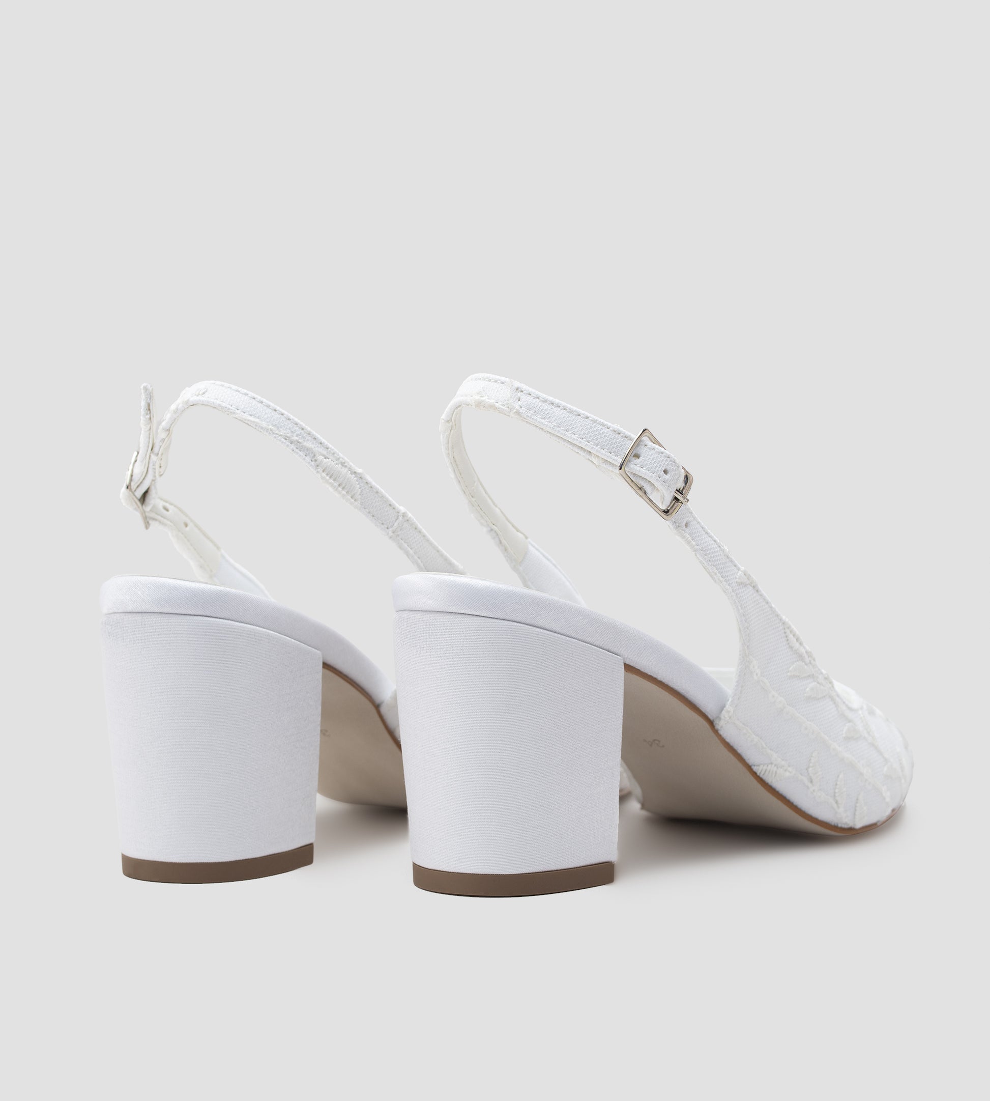 Sapato de noiva slingback em renda branca com flores bordadas, bico fino, salto bloco médio e tira ajustável no calcanhar, ideal para casamentos, combinando elegância, conforto e acabamento artesanal.