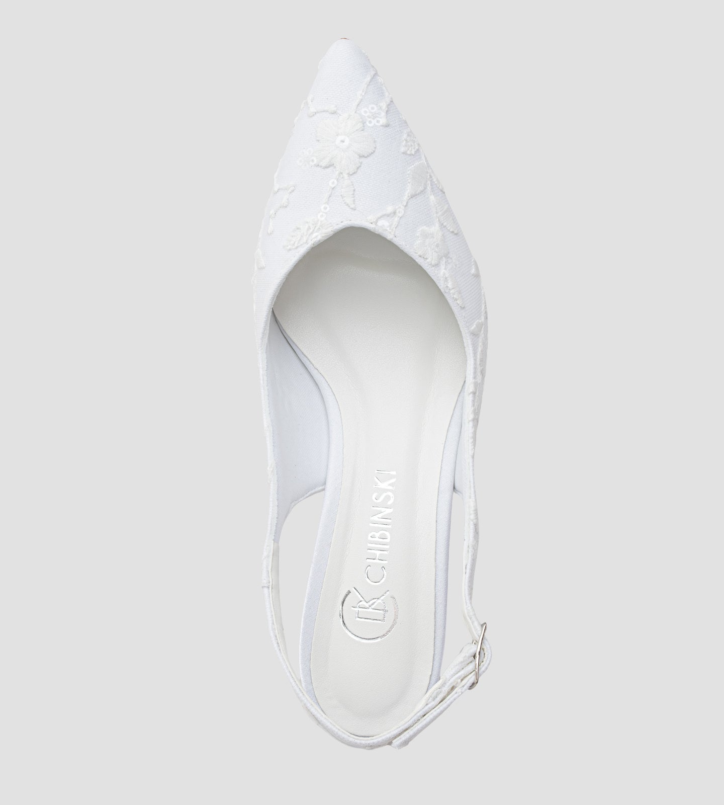 Sapato de noiva slingback em renda branca com flores bordadas, bico fino, salto bloco médio e tira ajustável no calcanhar, ideal para casamentos, combinando elegância, conforto e acabamento artesanal.
