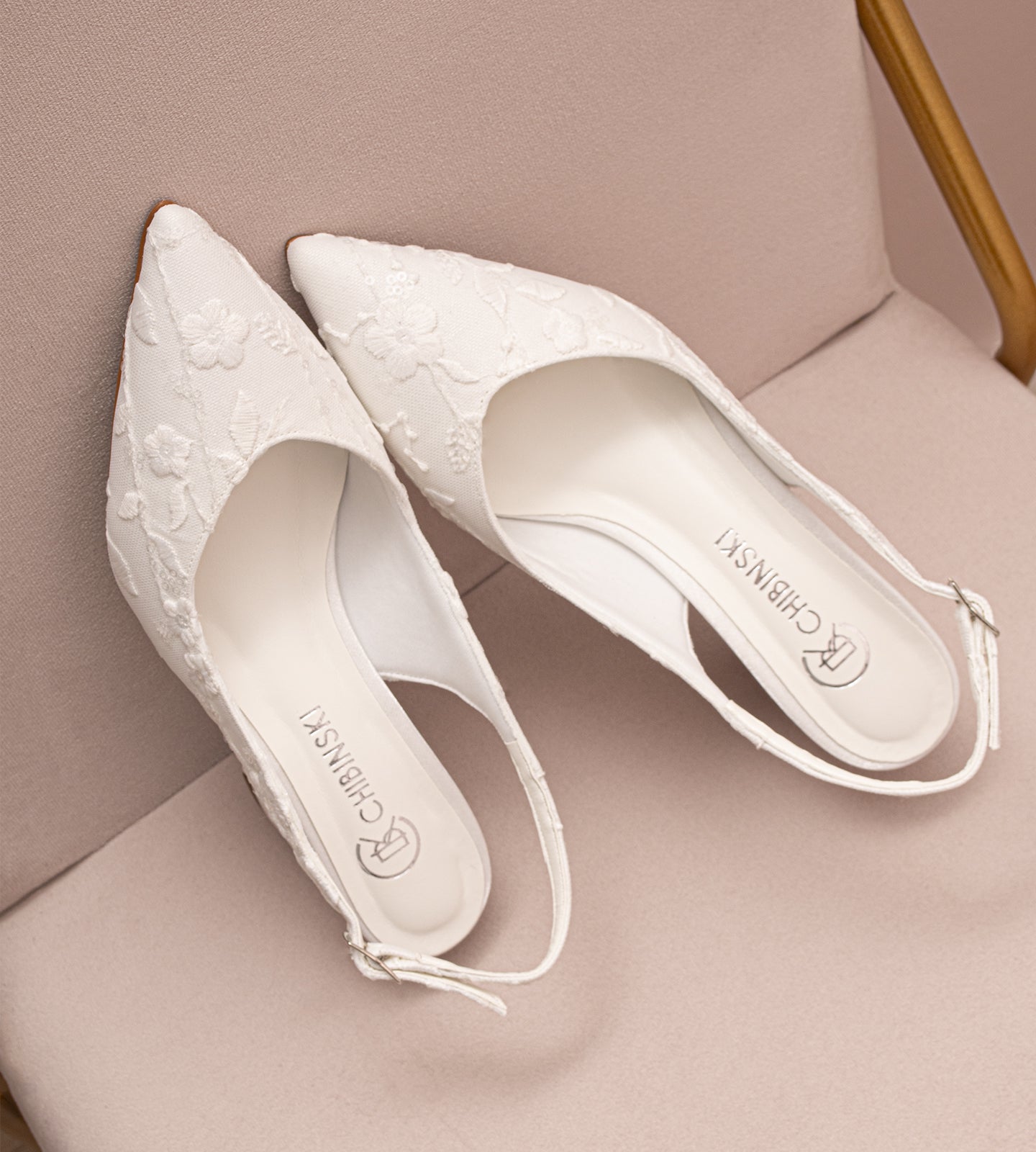 Sapato de noiva slingback em renda branca com flores bordadas, bico fino, salto bloco médio e tira ajustável no calcanhar, ideal para casamentos, combinando elegância, conforto e acabamento artesanal.