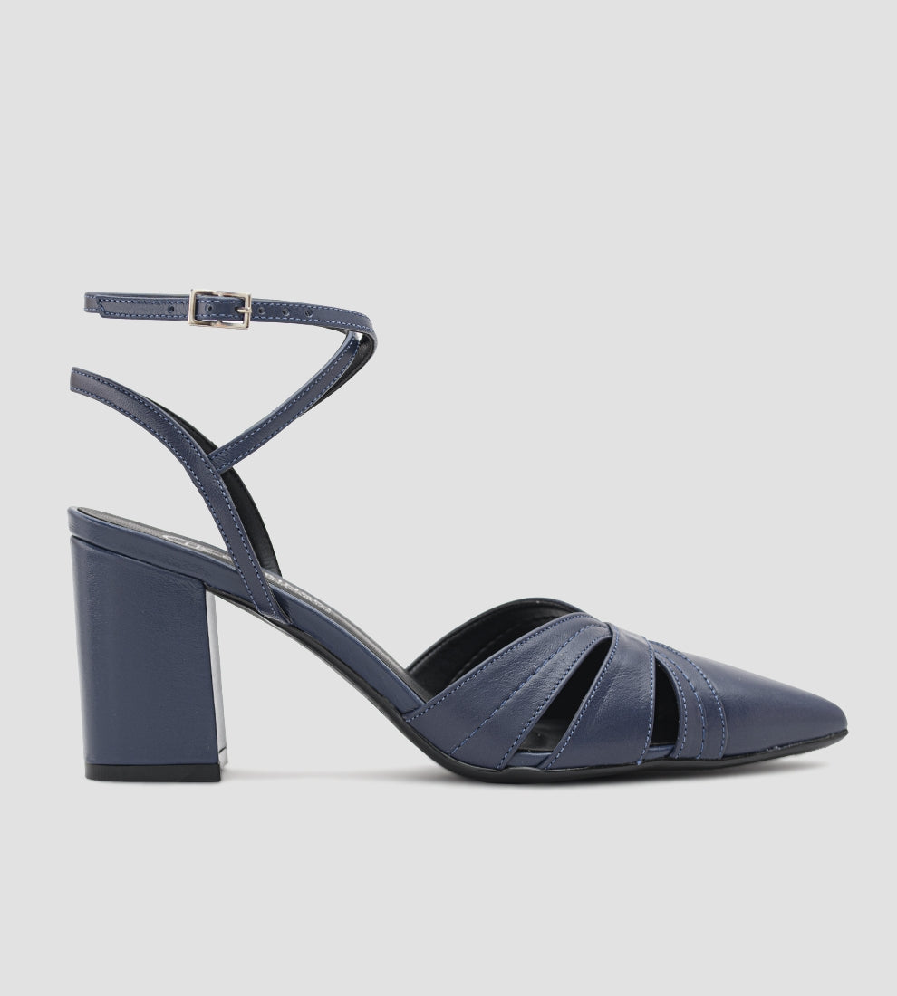 Sandália feminina azul marinho com tiras cruzadas, bico fino e salto bloco médio, elegante e confortável para looks casuais ou sociais.