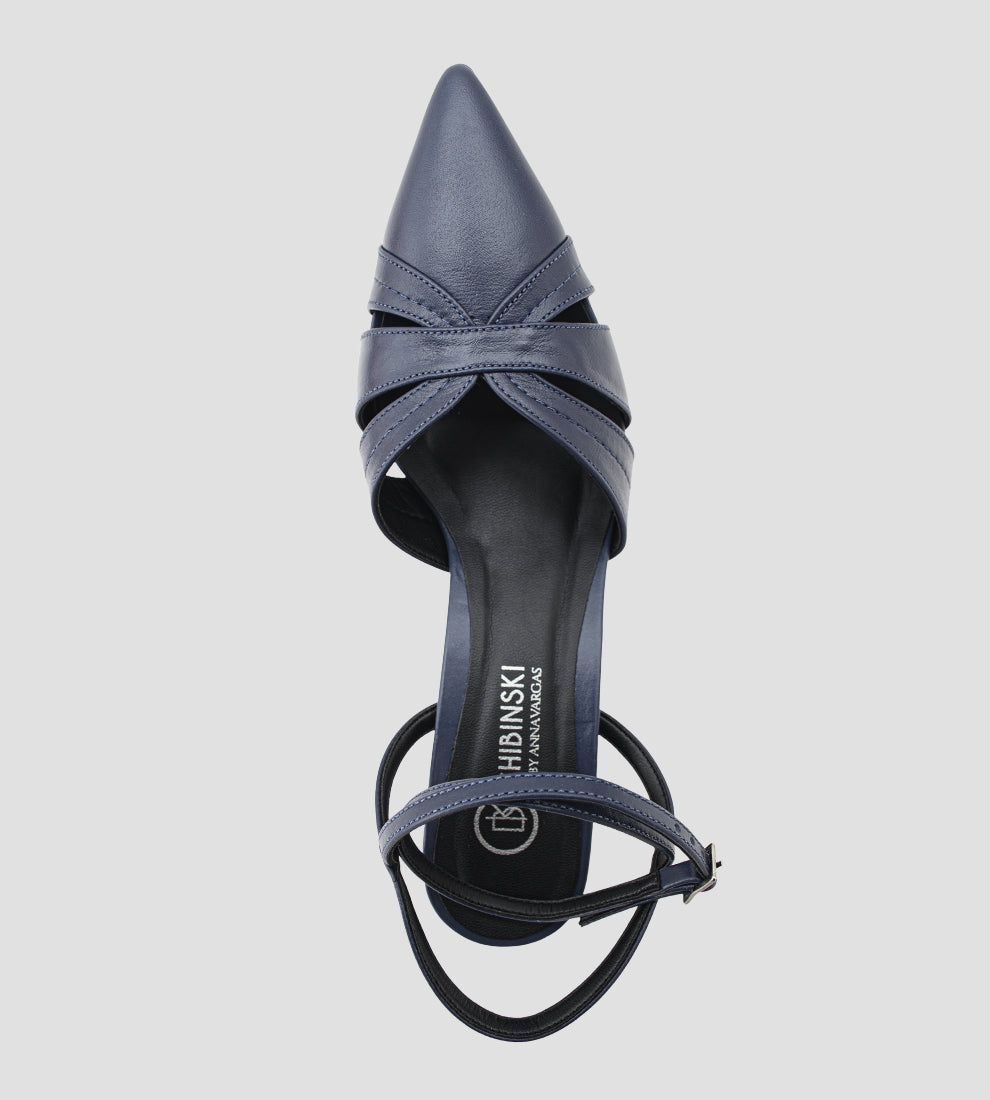 Sandália feminina azul marinho com tiras cruzadas, bico fino e salto bloco médio, elegante e confortável para looks casuais ou sociais.