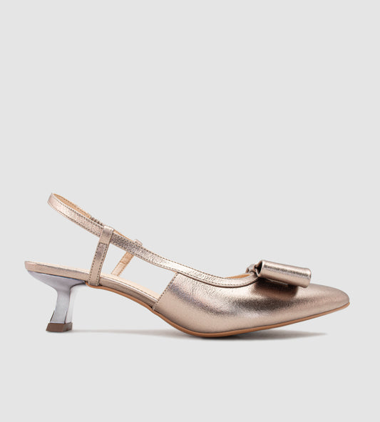 Scarpin slingback em couro metalizado dourado, com laço decorativo na parte frontal e salto taça de 5cm. Modelo elegante e sofisticado, ideal para festas e eventos especiais.