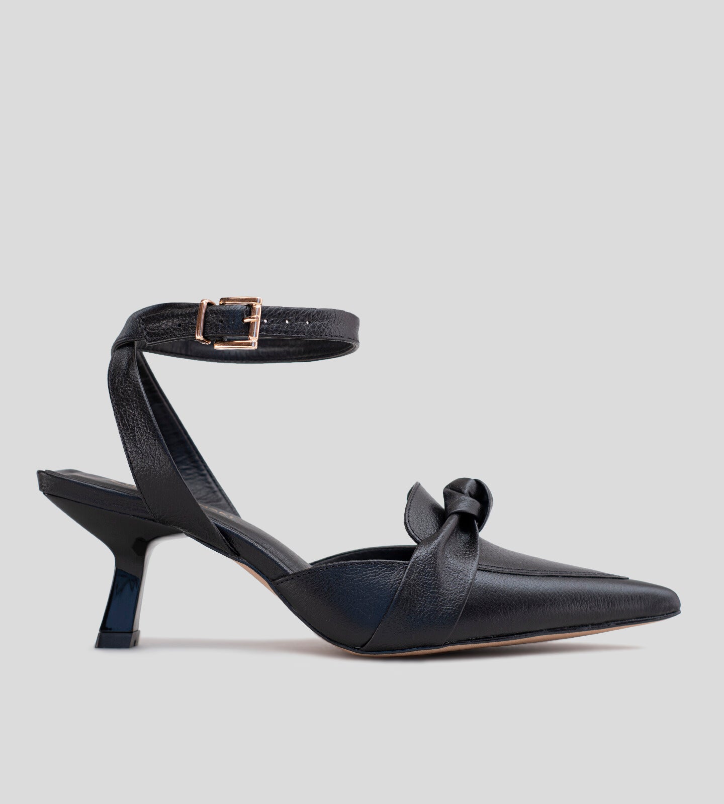 Scarpin Slingback Kitten Heels Couro Preto