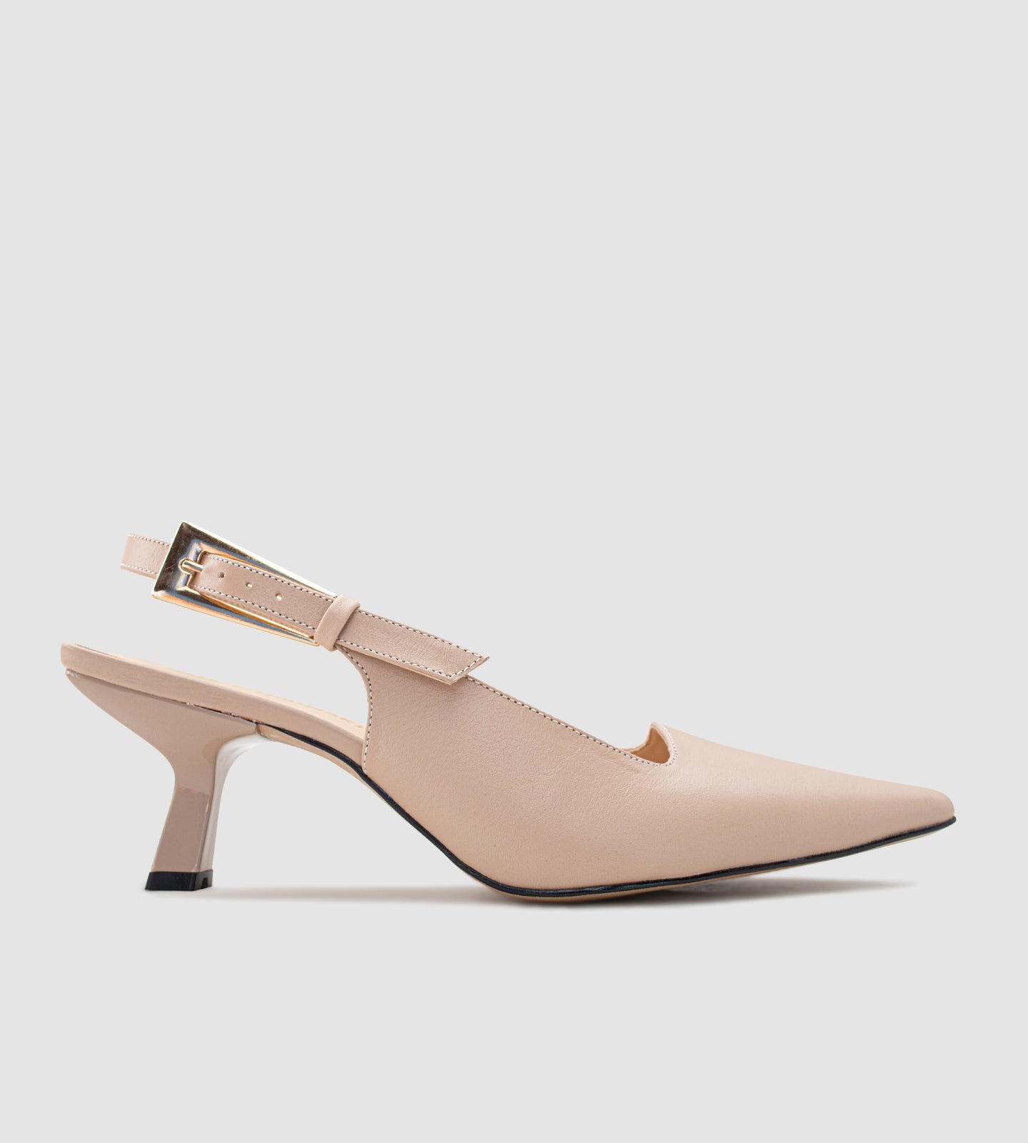 Scarpin slingback de couro nude com salto fino de 8cm em verniz. O modelo apresenta recorte quadrado no peito do pé, fivela ajustável no calcanhar e acabamento sofisticado, combinando elegância e modernidade. Ideal para festas, casamentos e eventos especiais.