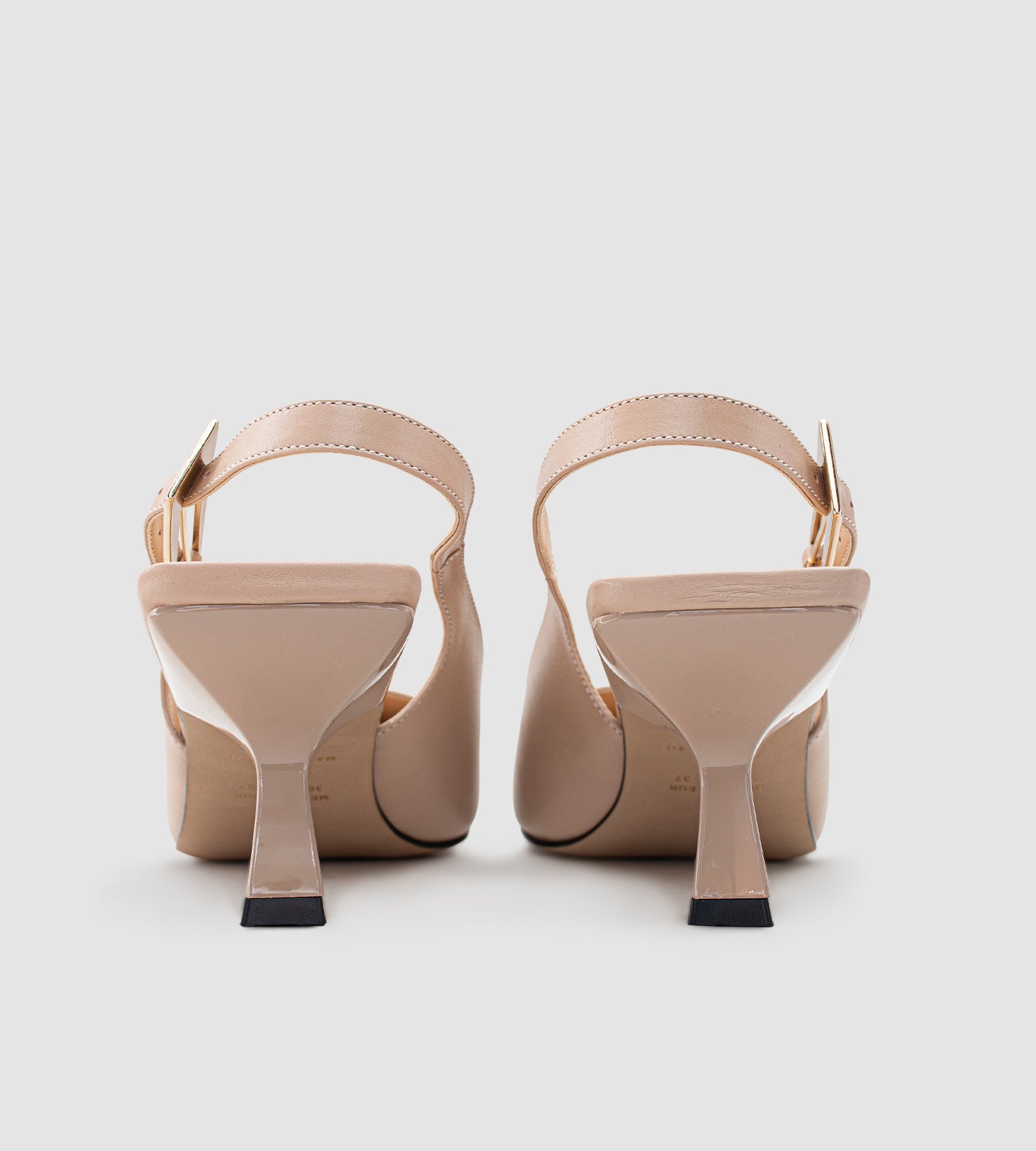 Scarpin slingback de couro nude com salto fino de 8cm em verniz. O modelo apresenta recorte quadrado no peito do pé, fivela ajustável no calcanhar e acabamento sofisticado, combinando elegância e modernidade. Ideal para festas, casamentos e eventos especiais.