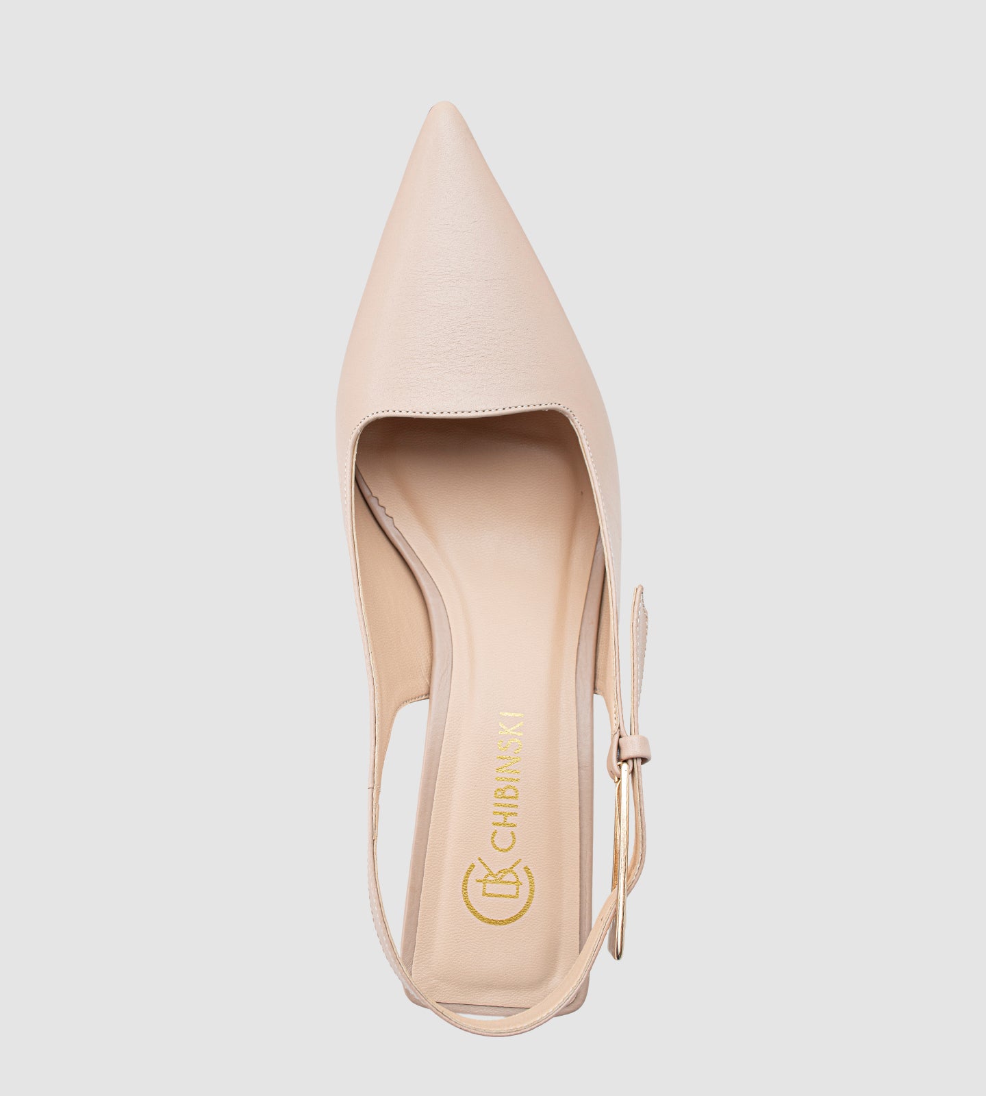 Scarpin slingback de couro nude com salto fino de 8cm em verniz. O modelo apresenta recorte quadrado no peito do pé, fivela ajustável no calcanhar e acabamento sofisticado, combinando elegância e modernidade. Ideal para festas, casamentos e eventos especiais.