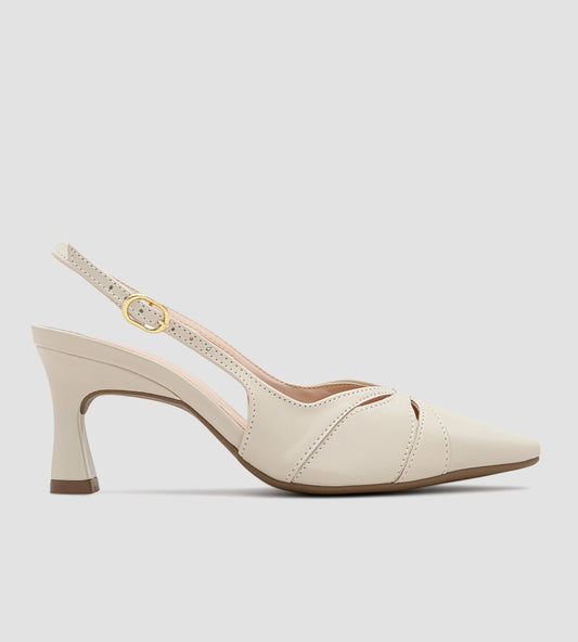 Scarpin slingback bege da marca CHIBINSKI, feito em napa macia com bico fino e salto alto fino de 8 cm. O calçado tem recortes delicados, tira ajustável no calcanhar com fivela dourada e design elegante, ideal para looks sofisticados e versáteis.