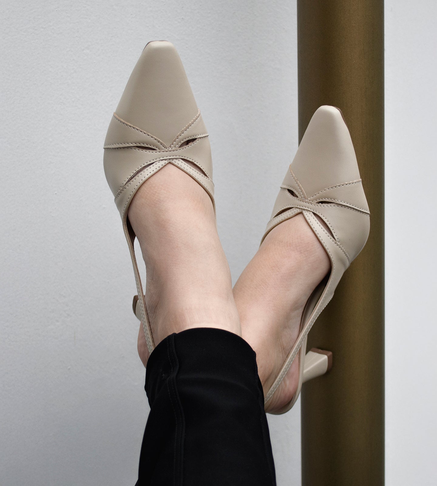 Scarpin slingback bege da marca CHIBINSKI, feito em napa macia com bico fino e salto alto fino de 8 cm. O calçado tem recortes delicados, tira ajustável no calcanhar com fivela dourada e design elegante, ideal para looks sofisticados e versáteis.