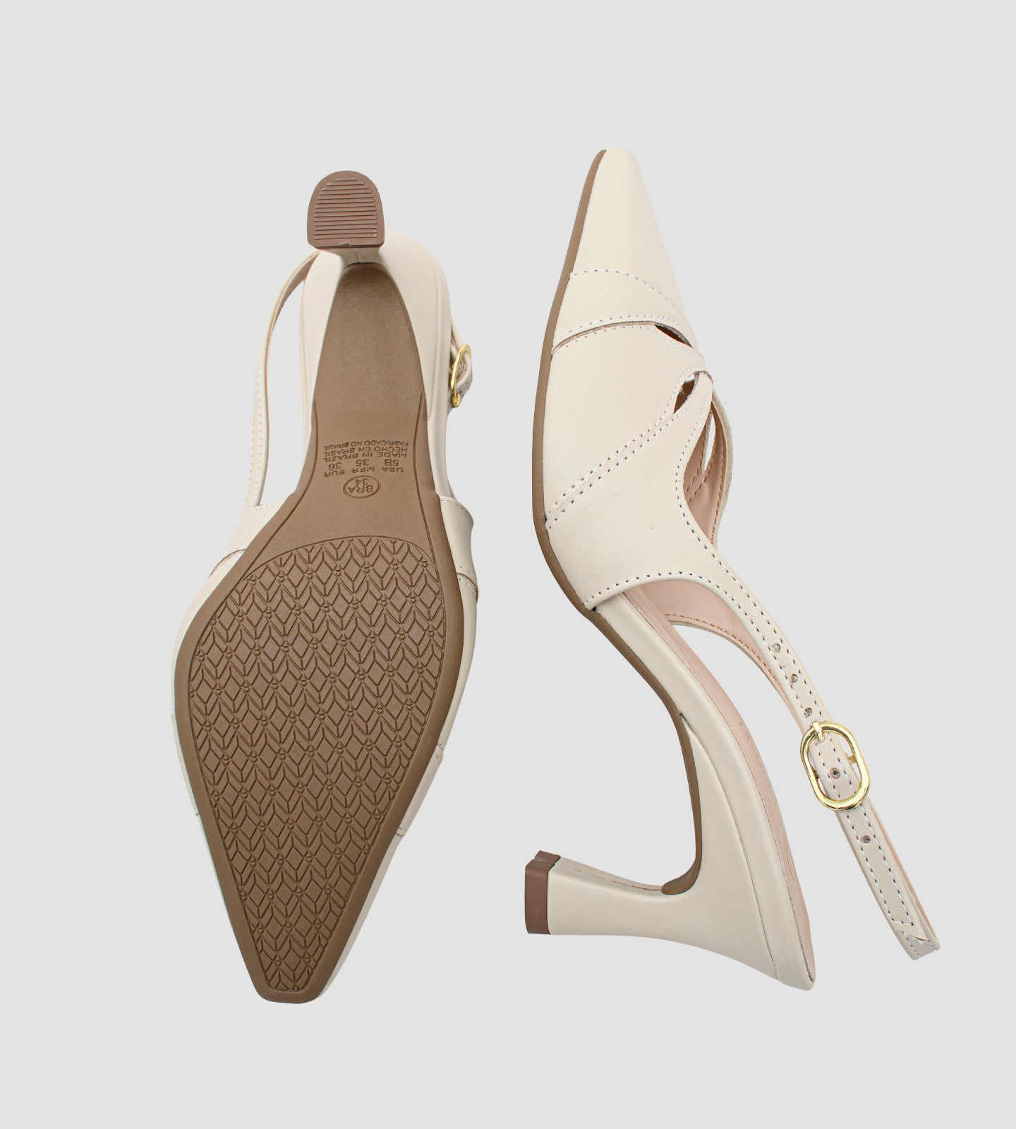 Scarpin slingback bege da marca CHIBINSKI, feito em napa macia com bico fino e salto alto fino de 8 cm. O calçado tem recortes delicados, tira ajustável no calcanhar com fivela dourada e design elegante, ideal para looks sofisticados e versáteis.
