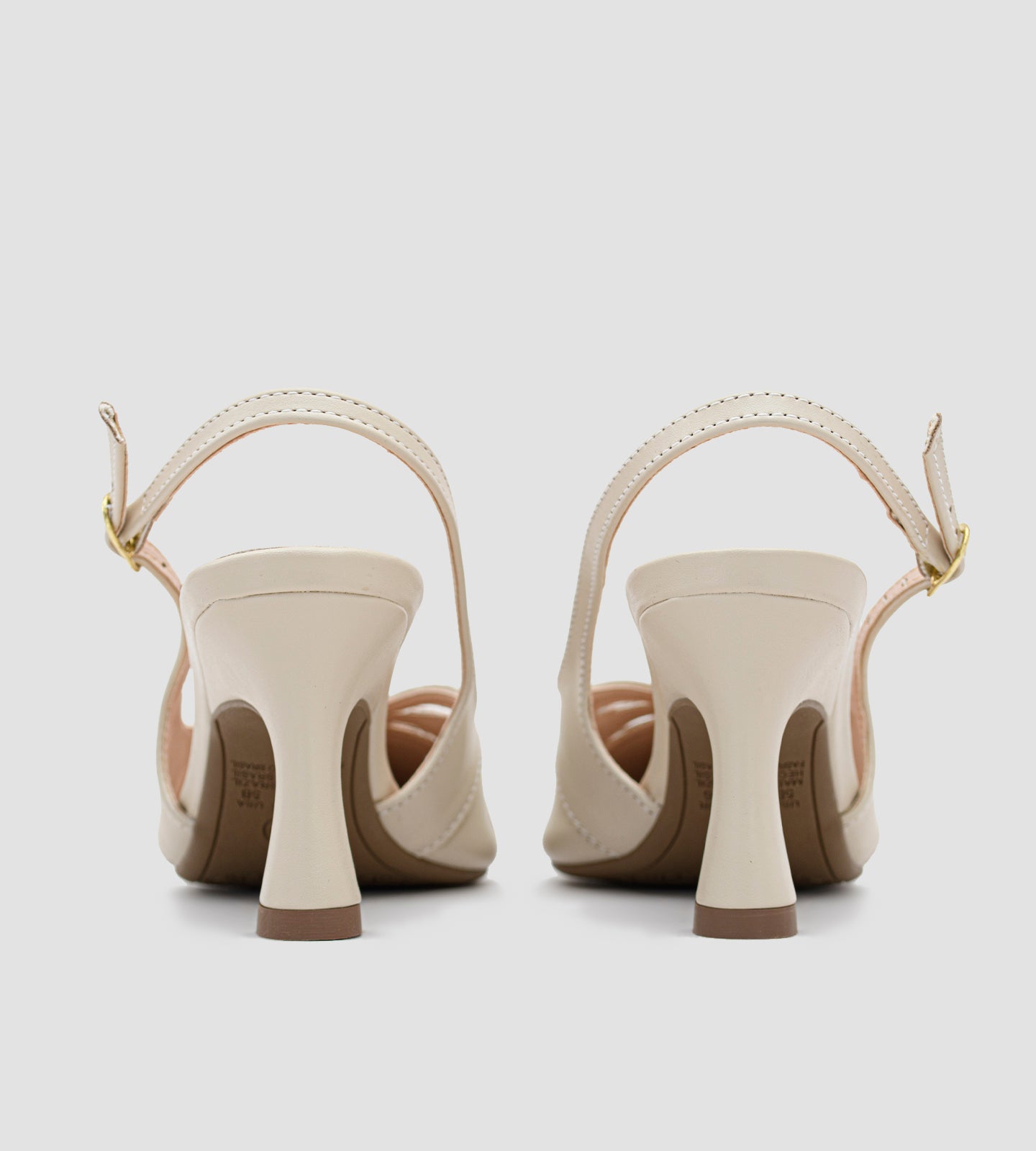 Scarpin slingback bege da marca CHIBINSKI, feito em napa macia com bico fino e salto alto fino de 8 cm. O calçado tem recortes delicados, tira ajustável no calcanhar com fivela dourada e design elegante, ideal para looks sofisticados e versáteis.