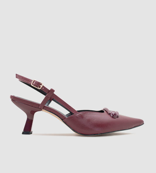 Scarpin slingback marsala em couro de alta qualidade, com detalhe frontal e fivela no calcanhar. O salto fino verniz de 8cm proporciona elegância e conforto, ideal para eventos especiais como casamentos e festas de debutantes. Um modelo sofisticado e moderno, perfeito para quem busca estilo e praticidade.