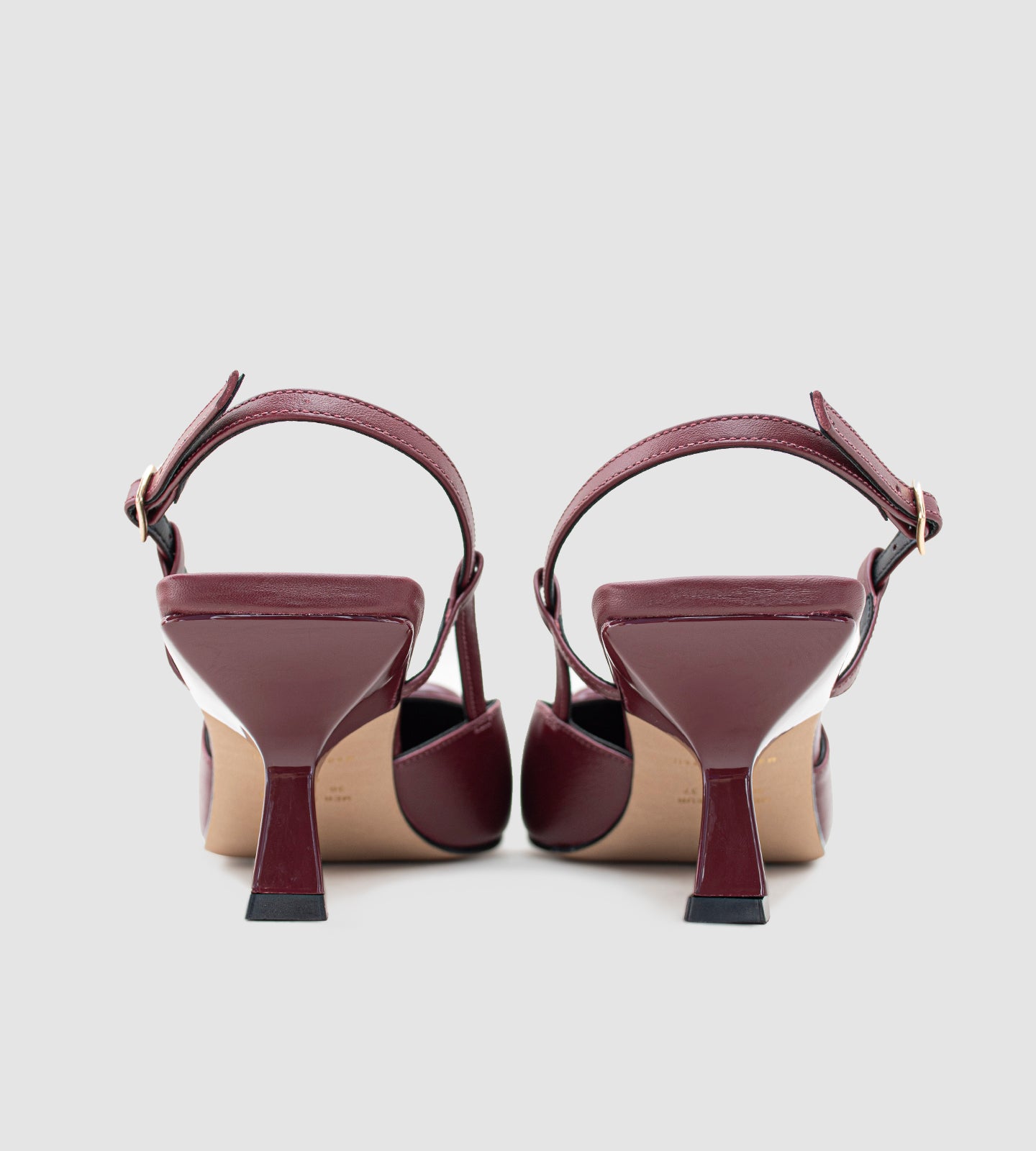 Scarpin slingback marsala em couro de alta qualidade, com detalhe frontal e fivela no calcanhar. O salto fino verniz de 8cm proporciona elegância e conforto, ideal para eventos especiais como casamentos e festas de debutantes. Um modelo sofisticado e moderno, perfeito para quem busca estilo e praticidade.