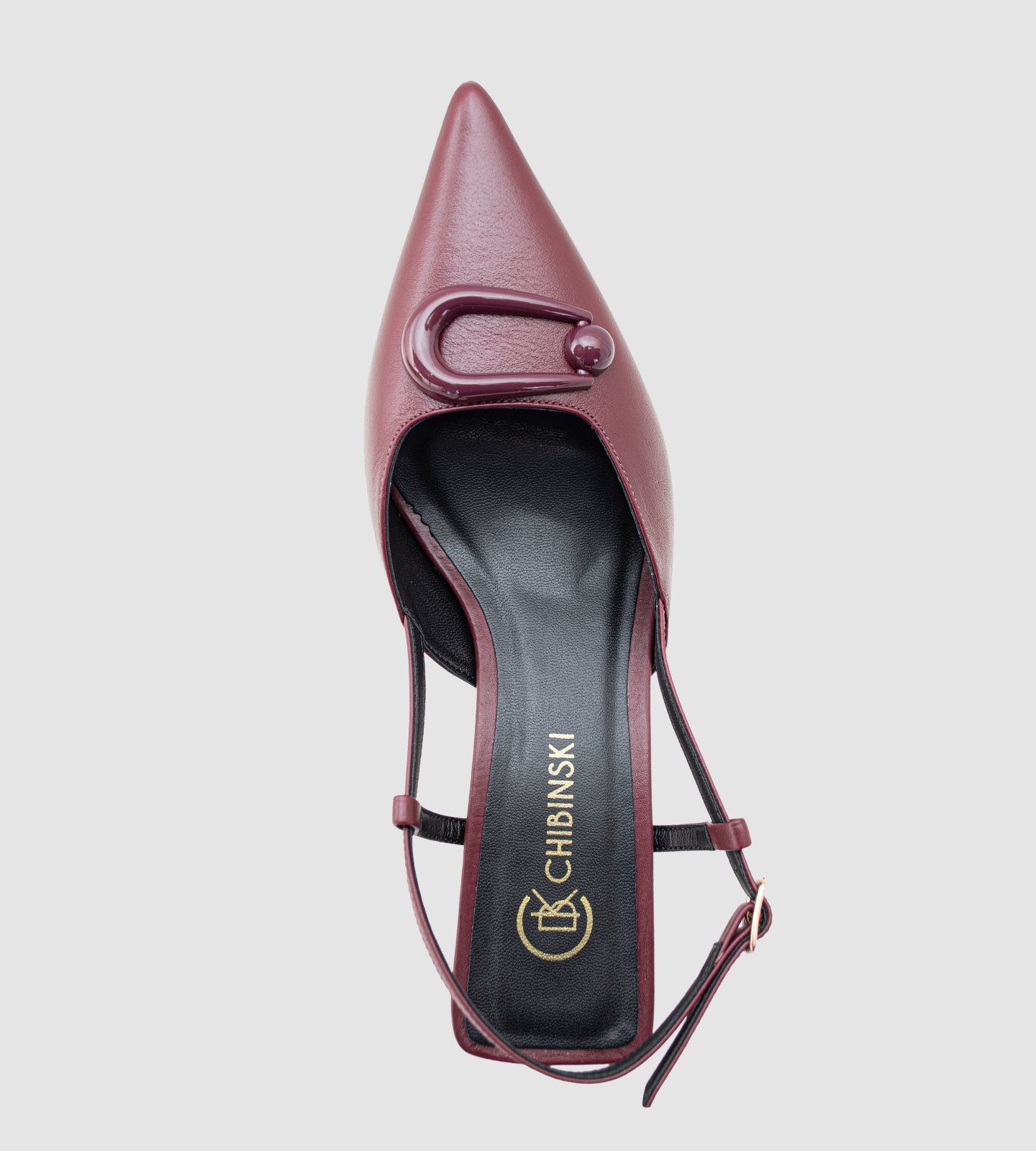 Scarpin slingback marsala em couro de alta qualidade, com detalhe frontal e fivela no calcanhar. O salto fino verniz de 8cm proporciona elegância e conforto, ideal para eventos especiais como casamentos e festas de debutantes. Um modelo sofisticado e moderno, perfeito para quem busca estilo e praticidade.