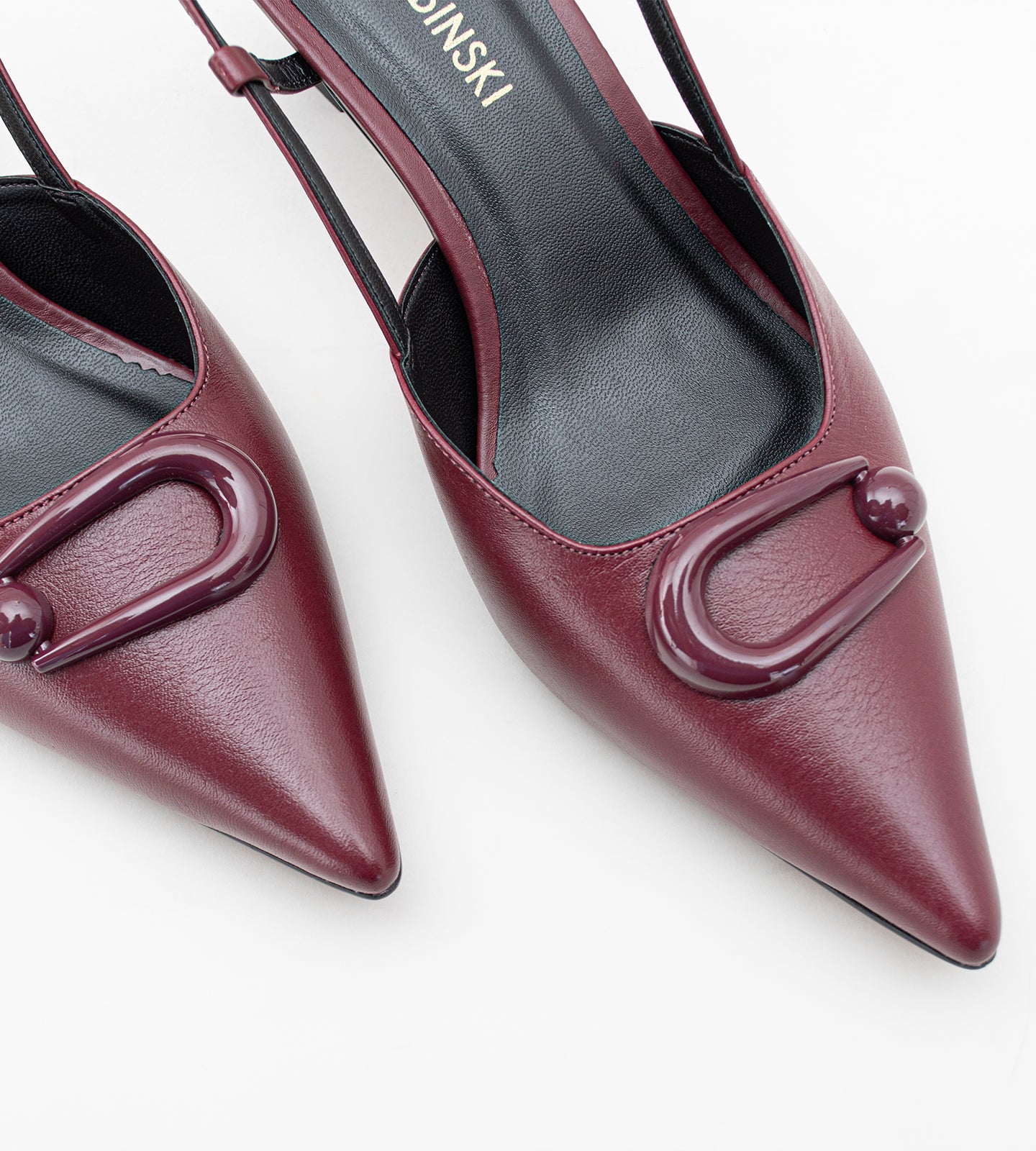 Scarpin slingback marsala em couro de alta qualidade, com detalhe frontal e fivela no calcanhar. O salto fino verniz de 8cm proporciona elegância e conforto, ideal para eventos especiais como casamentos e festas de debutantes. Um modelo sofisticado e moderno, perfeito para quem busca estilo e praticidade.