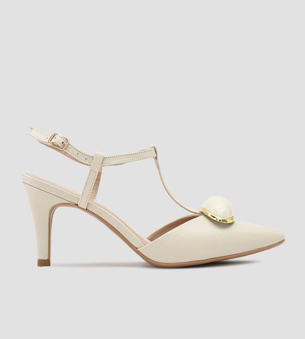 Slingback de couro bege feminina com detalhe de pedra e salto fino de 9 cm, sofisticada para casamentos, festas e eventos elegantes.