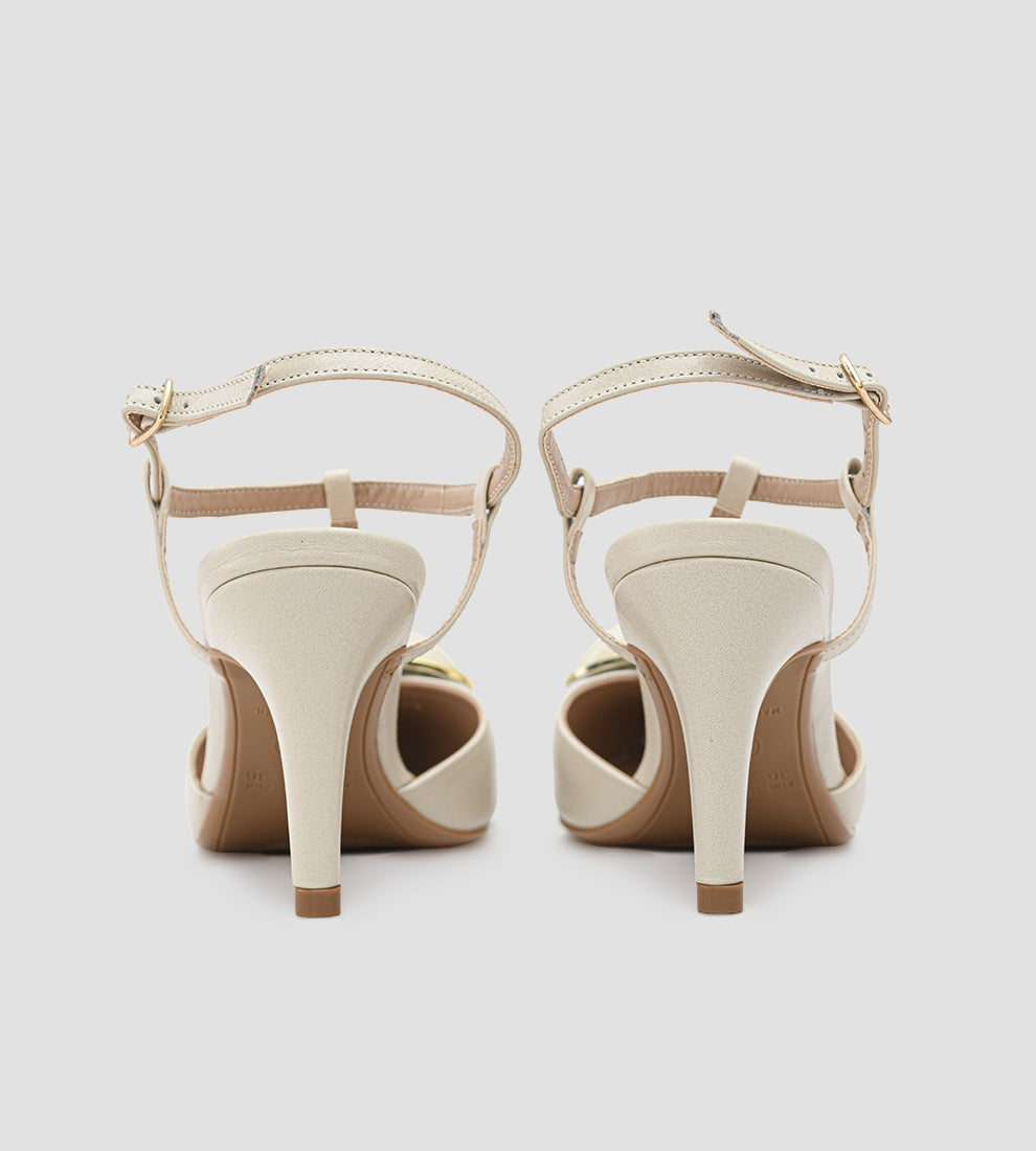 Slingback de couro bege feminina com detalhe de pedra e salto fino de 9 cm, sofisticada para casamentos, festas e eventos elegantes.