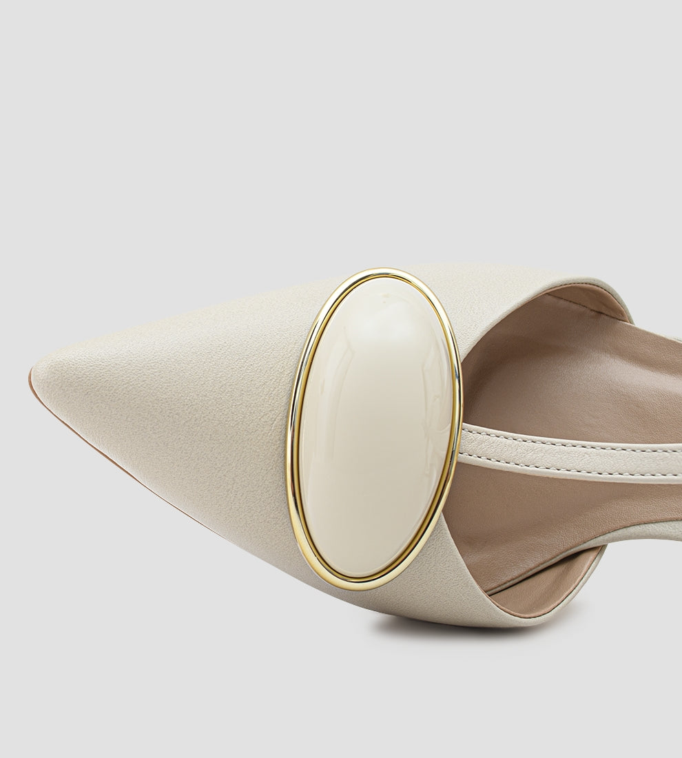 Slingback de couro bege feminina com detalhe de pedra e salto fino de 9 cm, sofisticada para casamentos, festas e eventos elegantes.