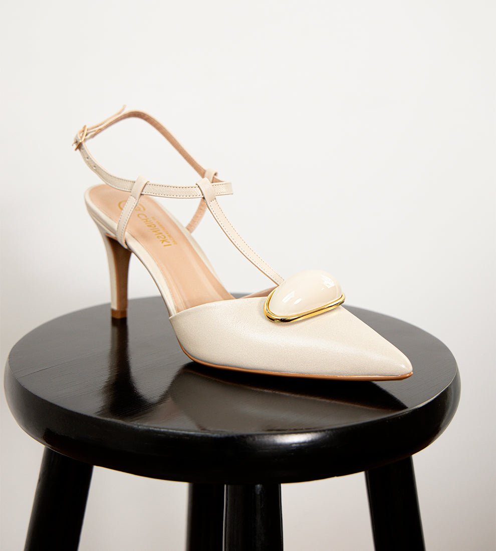 Slingback de couro bege feminina com detalhe de pedra e salto fino de 9 cm, sofisticada para casamentos, festas e eventos elegantes.