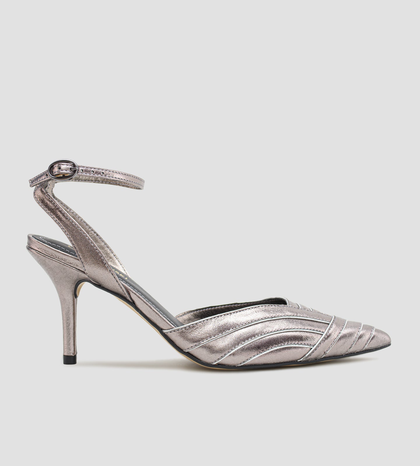 Scarpin slingback em couro metalizado com salto alto fino de 9cm, bico fino alongado, recortes frontais estruturados e tira no tornozelo com fivela ajustável, ideal para festa, casamento, formatura e eventos formais.