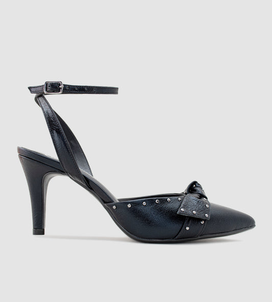 Scarpin preto feminino em couro legítimo, com salto fino de 9cm. O modelo apresenta detalhe de laço com tachas metálicas e fechamento ajustável no tornozelo, unindo elegância e modernidade. Perfeito para eventos e ocasiões especiais.