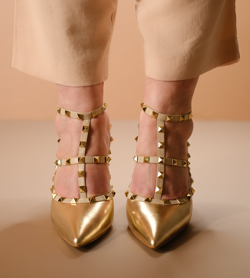 Scarpin Aberto Salto Fino Detalhes Spikes Couro Dourado