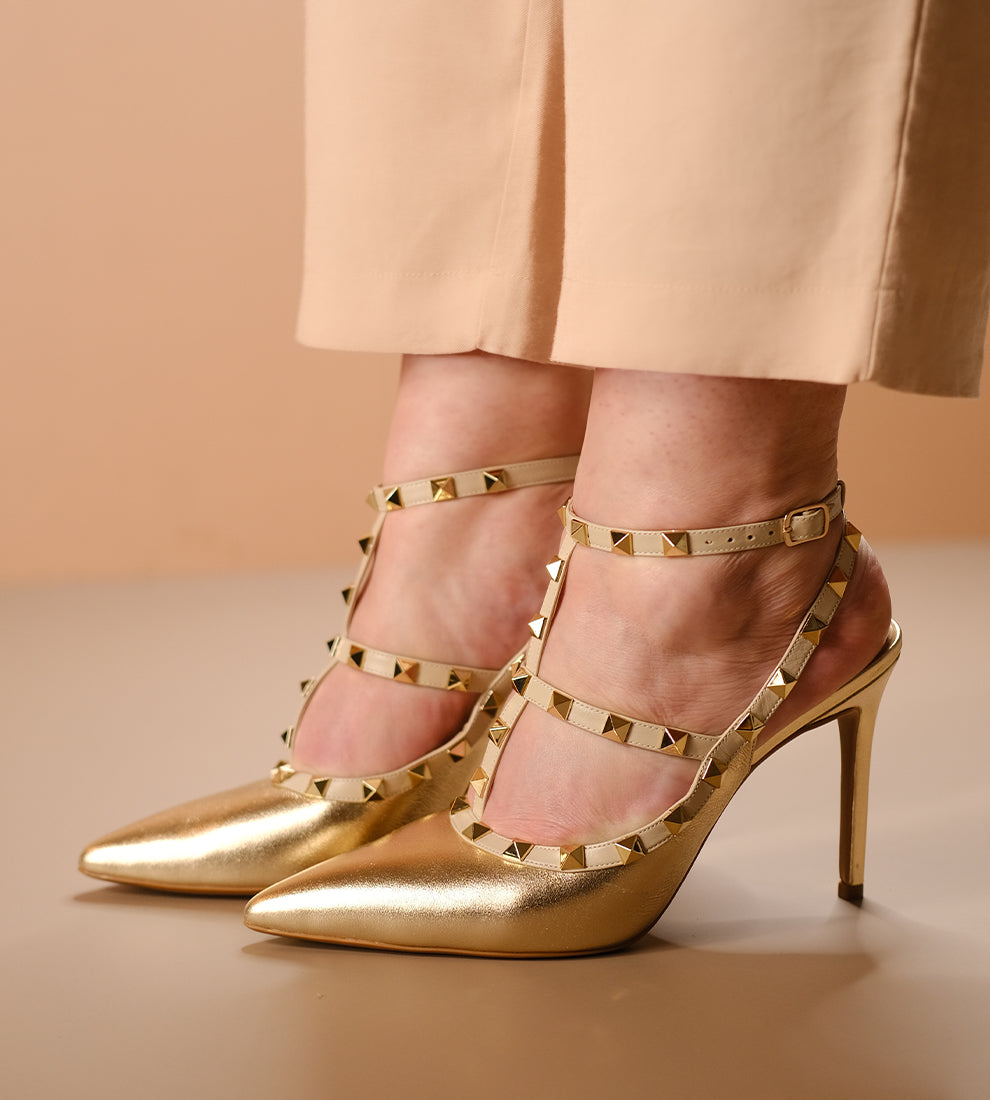 Scarpin Aberto Salto Fino Detalhes Spikes Couro Dourado