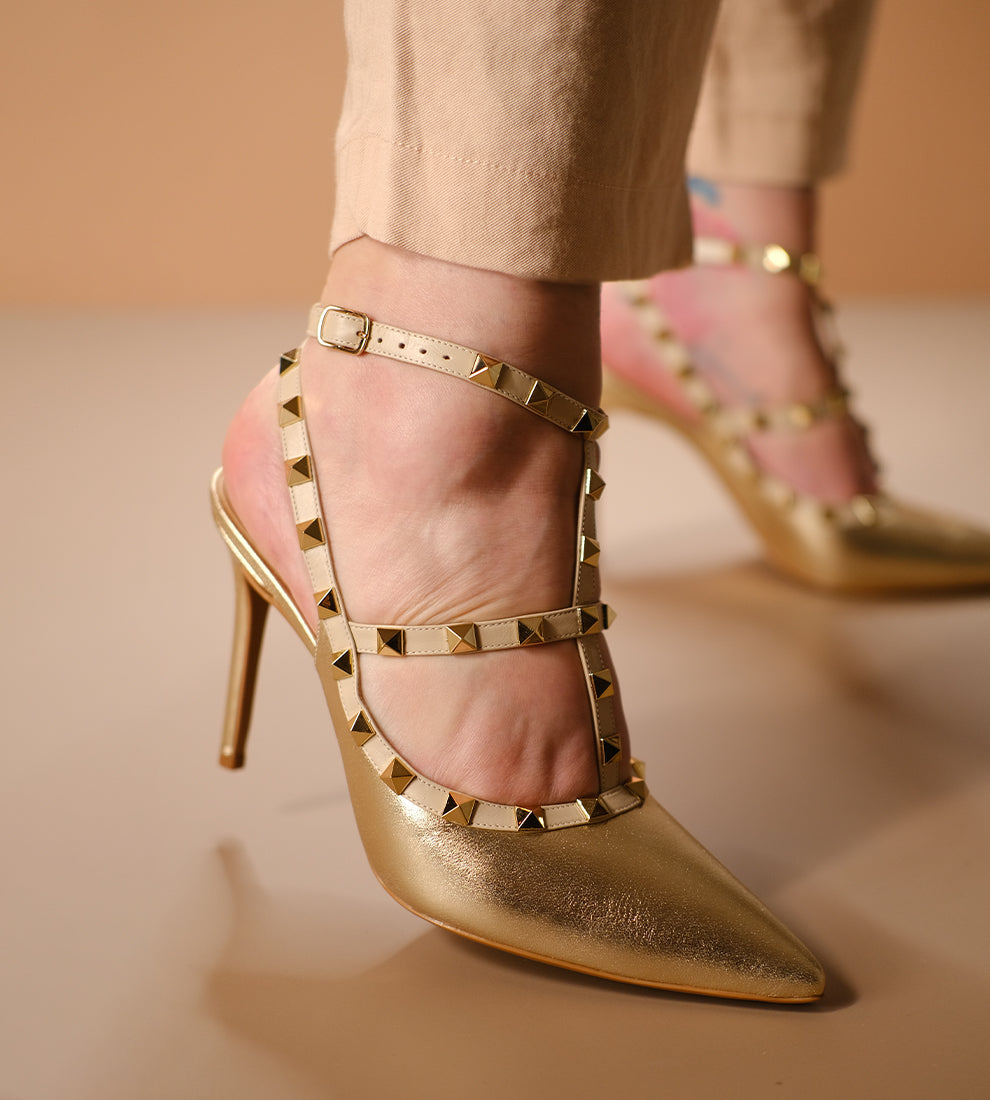 Scarpin Aberto Salto Fino Detalhes Spikes Couro Dourado