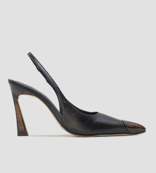 Scarpin slingback feminino de couro preto com salto alto fino de 10 cm, bico fino com ponteira marrom e tira no calcanhar, modelo elegante para trabalho, eventos e ocasiões formais.