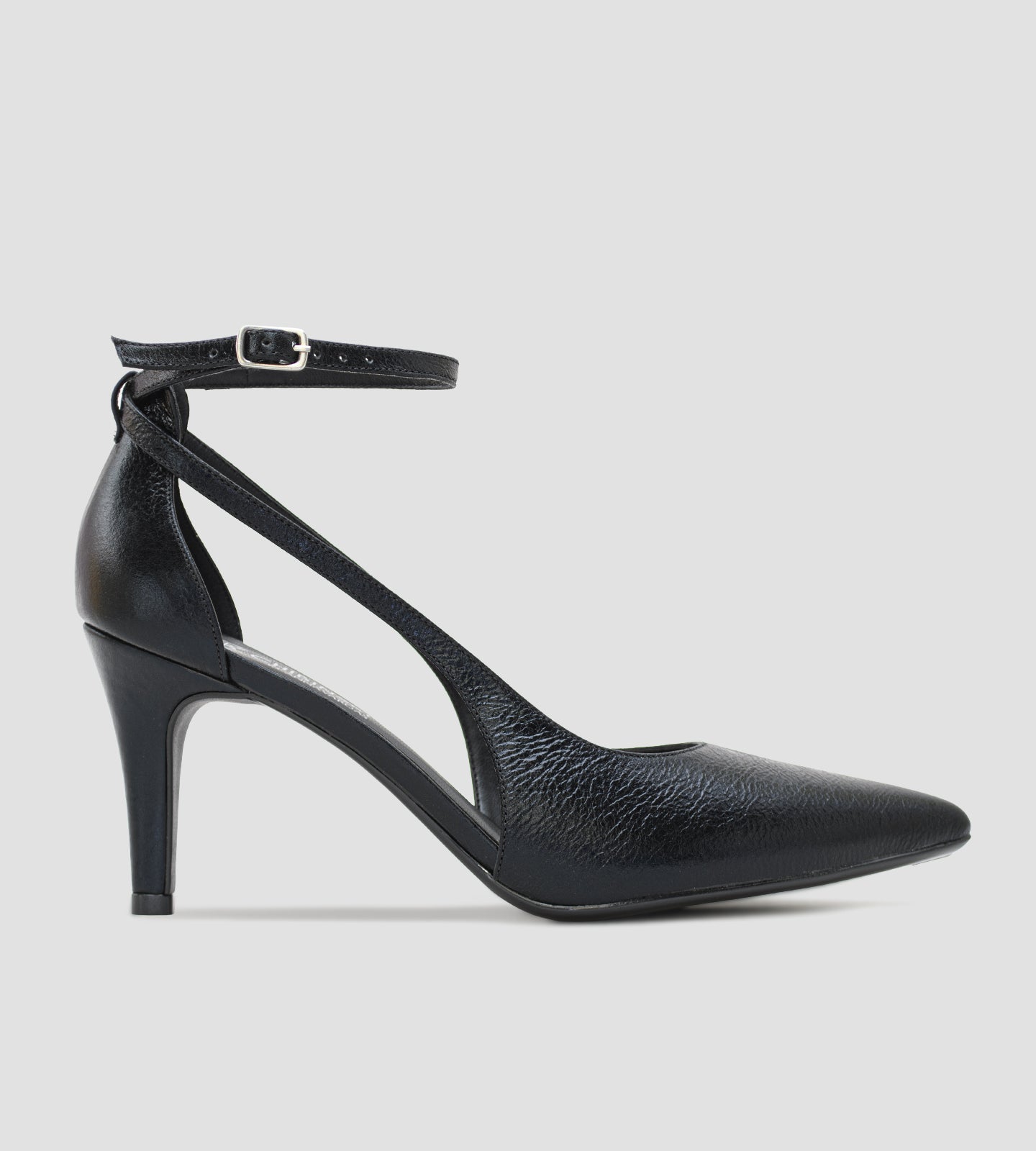 Scarpin feminino preto em couro com bico fino, recortes laterais e salto de 8cm.
