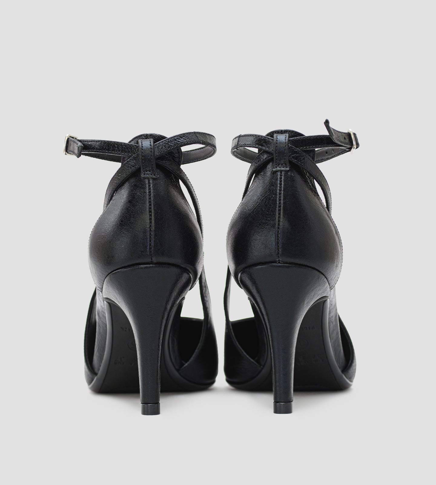 Scarpin feminino preto em couro com bico fino, recortes laterais e salto de 8cm.